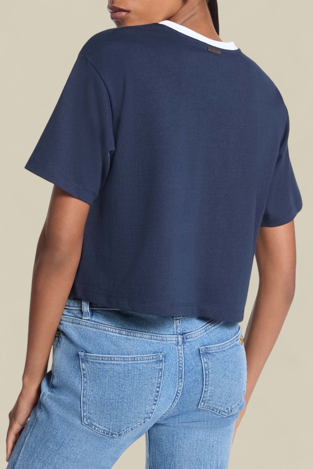 תמונת דוגמן אחורית של חולצת טי