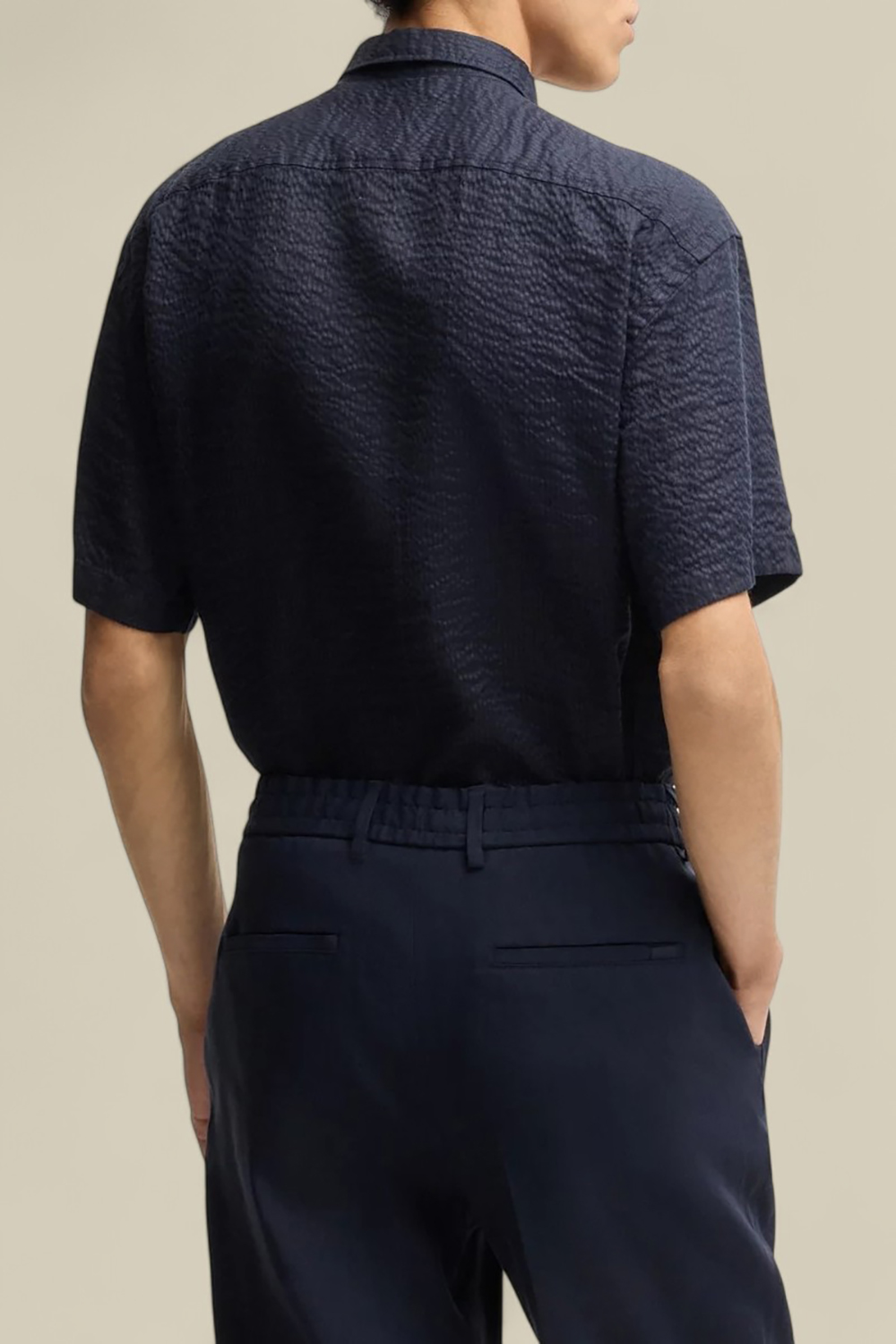 תמונת דוגמן אחורית של חולצה מכופתרת קצרה