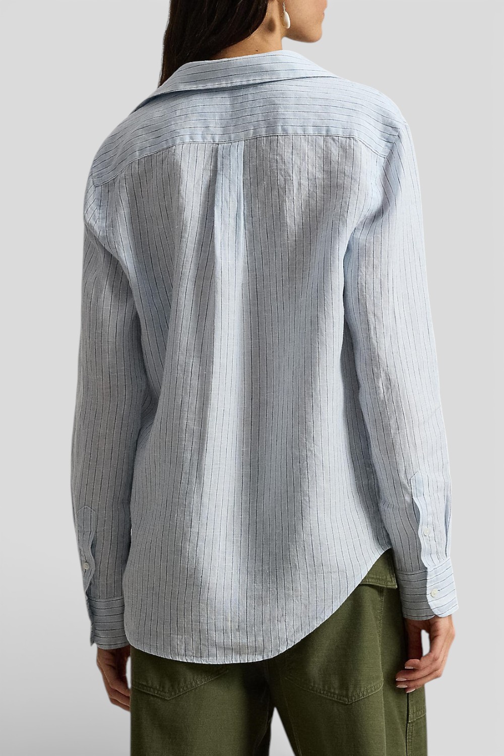 תמונת דוגמן אחורית של חולצה מכופתרת