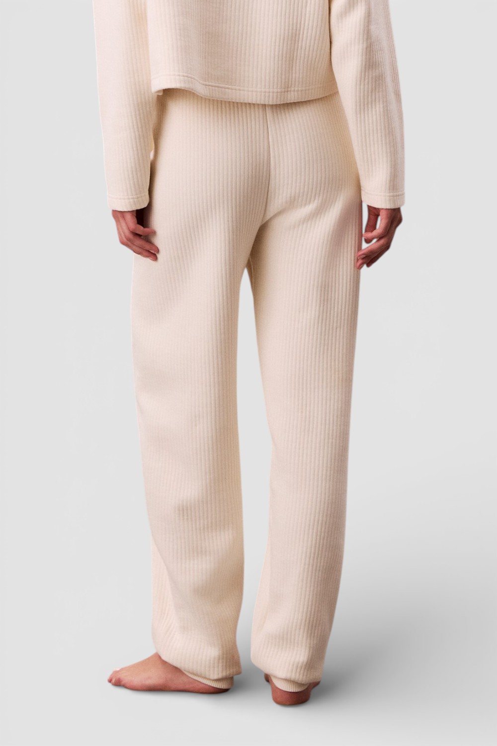 תמונת דוגמן אחורית של מכנסי ג'וגר