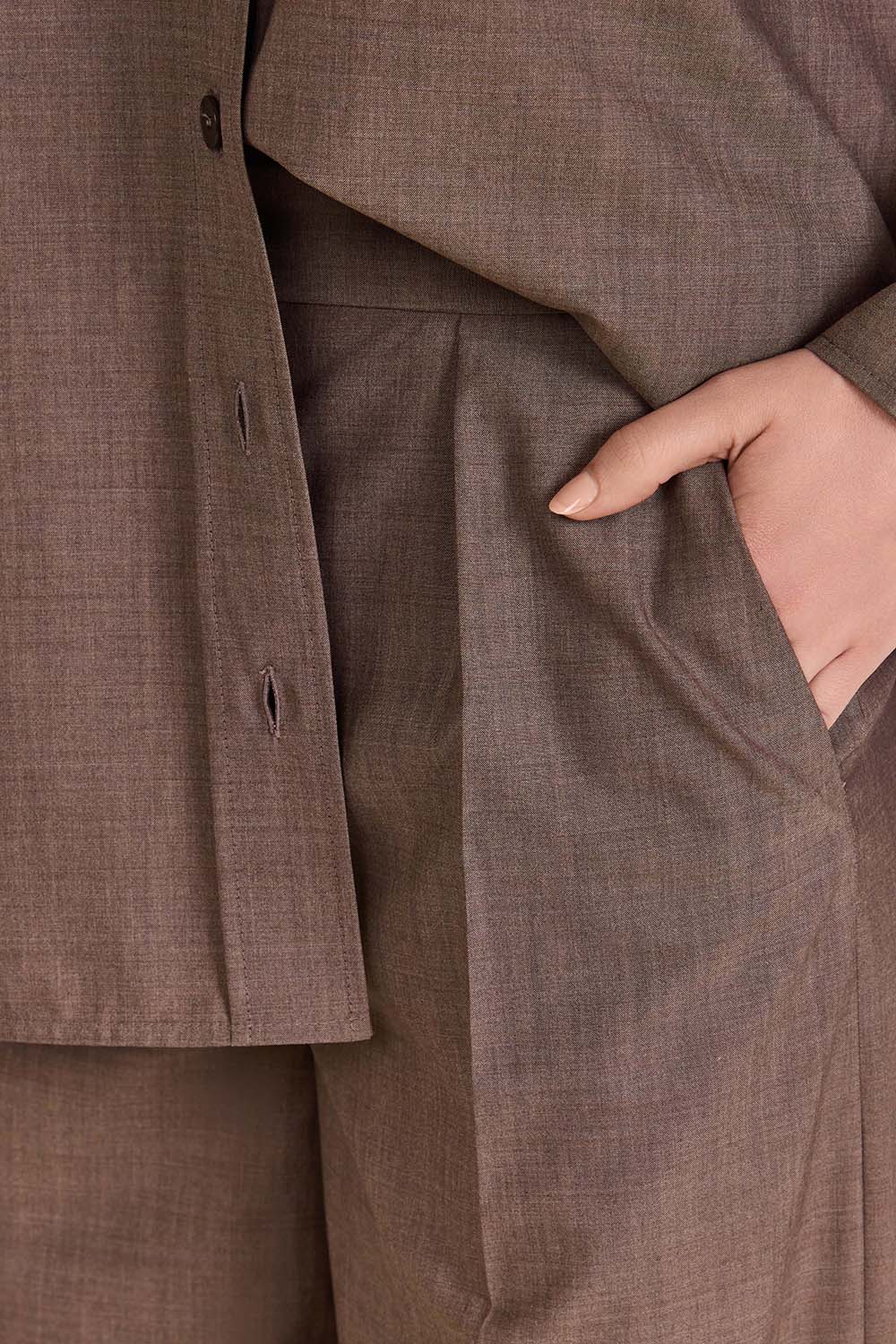 תמונת תקריב דוגמן של מכנסיים מחוייטים מצמר