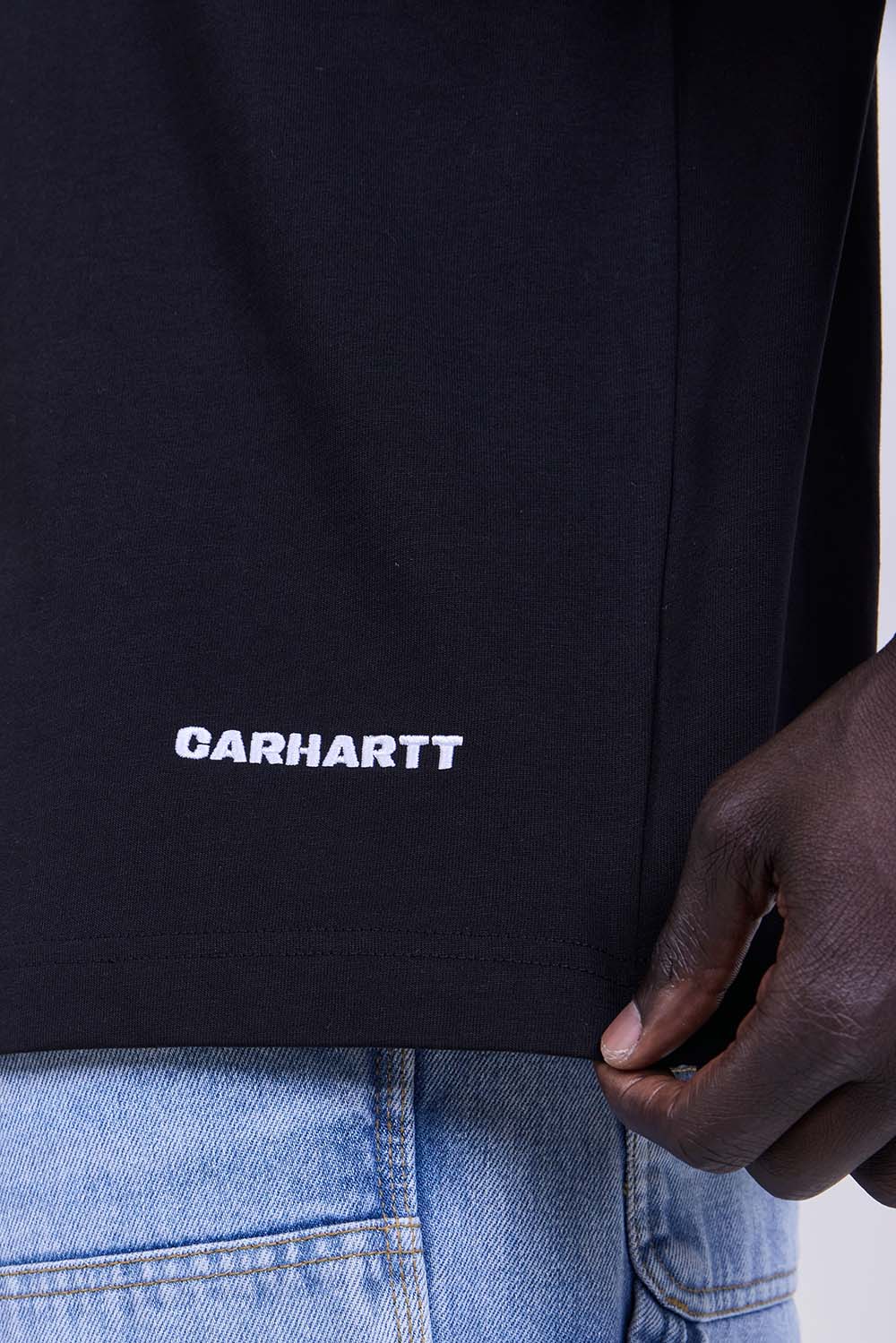 תמונת תקריב דוגמן של חולצת טי מכותנה אורגנית