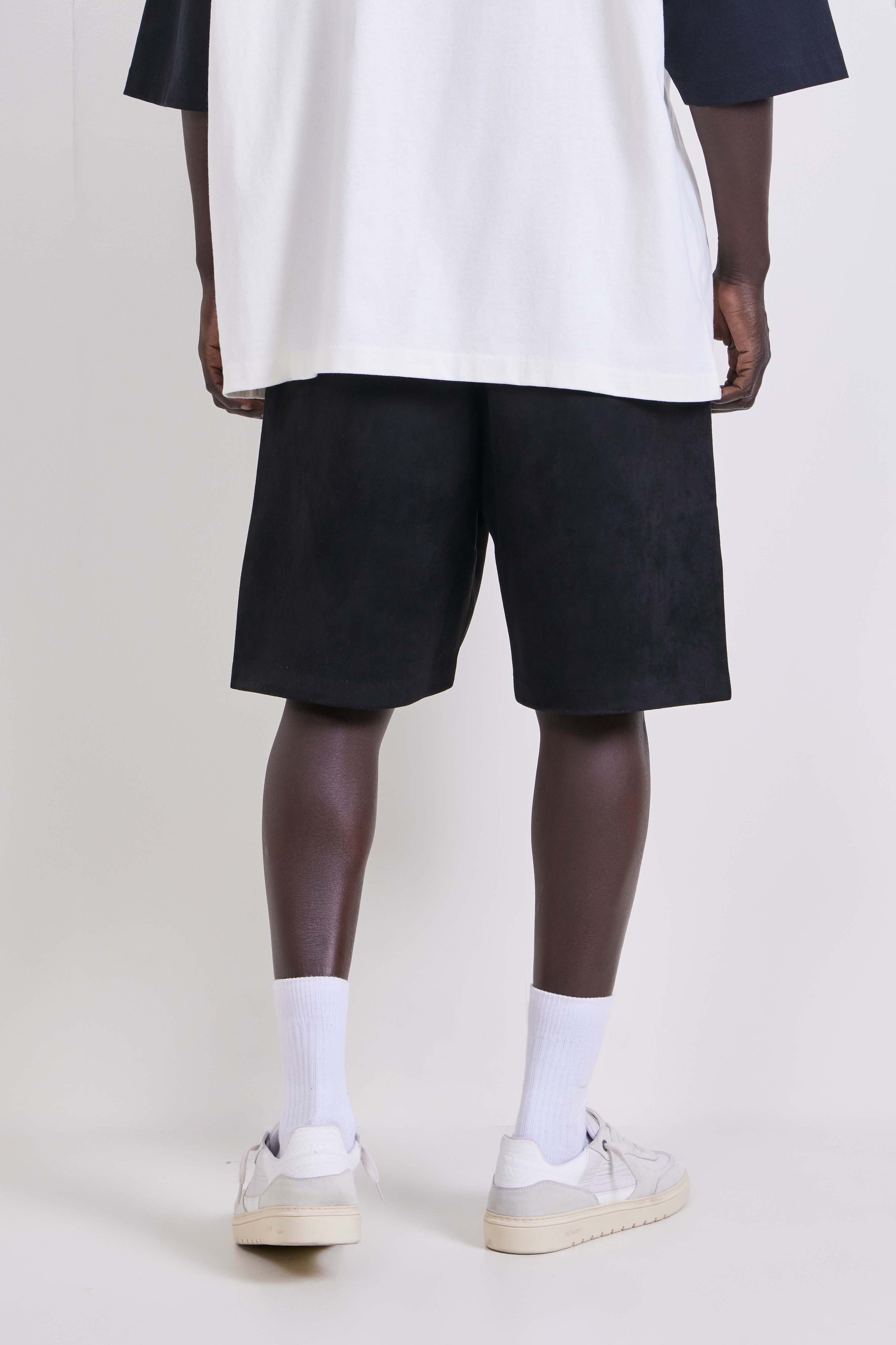 תמונת דוגמן אחורית של מכנסי ג'וגר קצרים