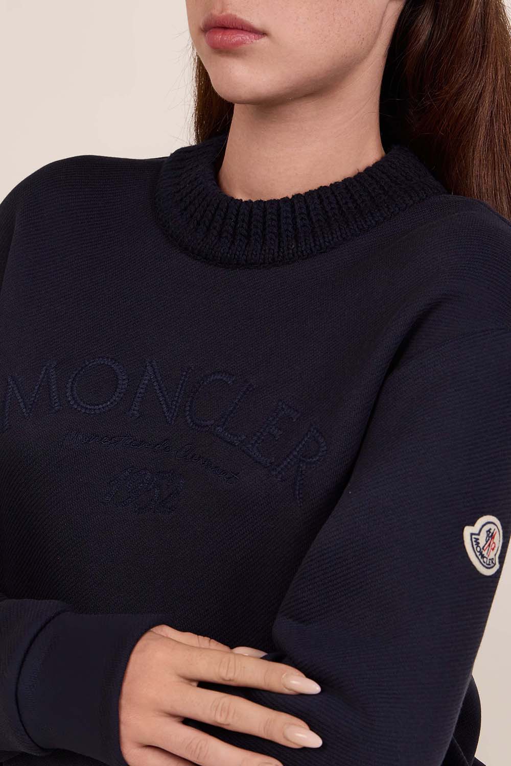 תמונת תקריב דוגמן של סווטשירט