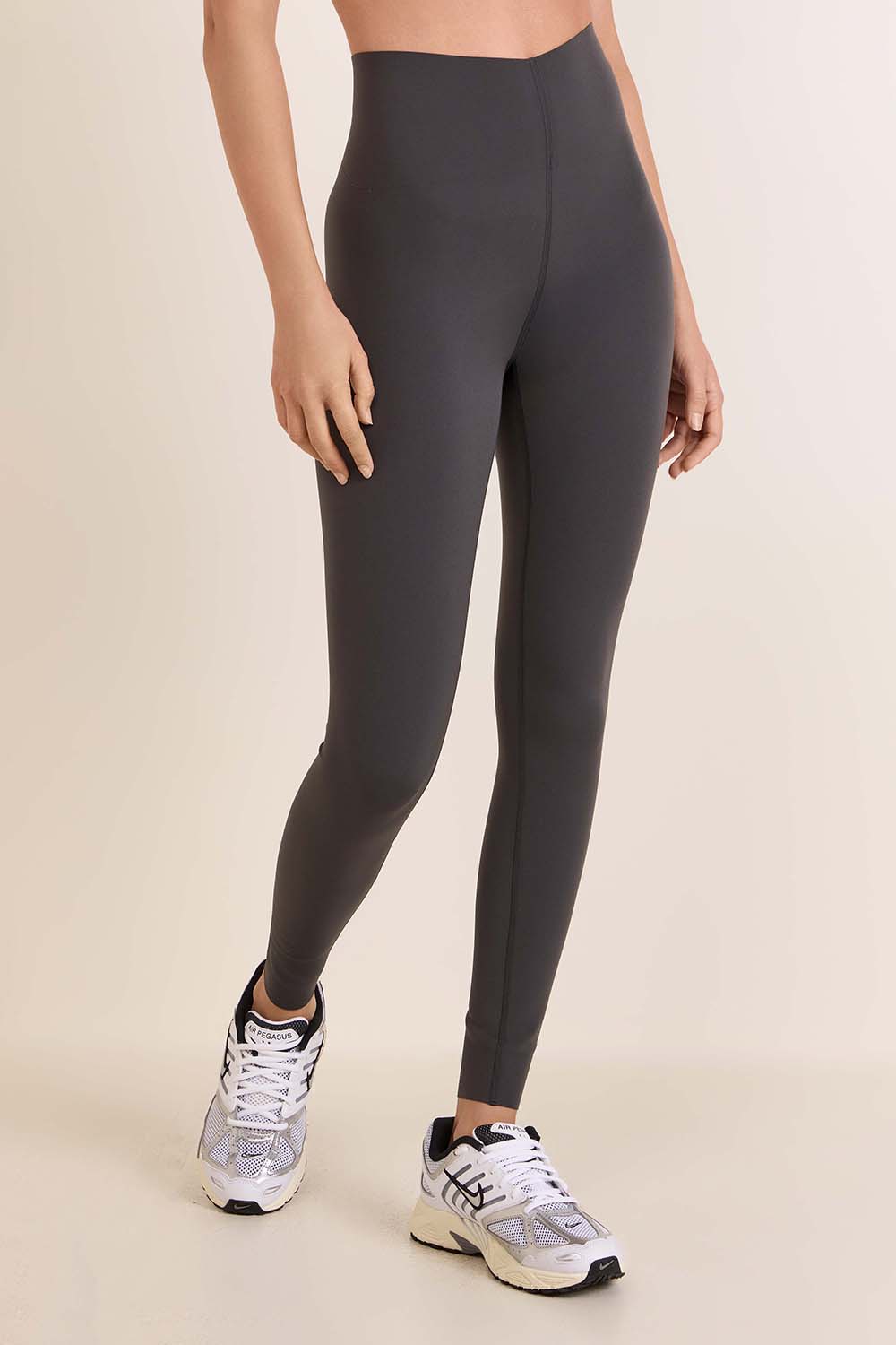 תמונת דוגמן קידמית של Glow Up&trade; Super-High-Rise Tight 28