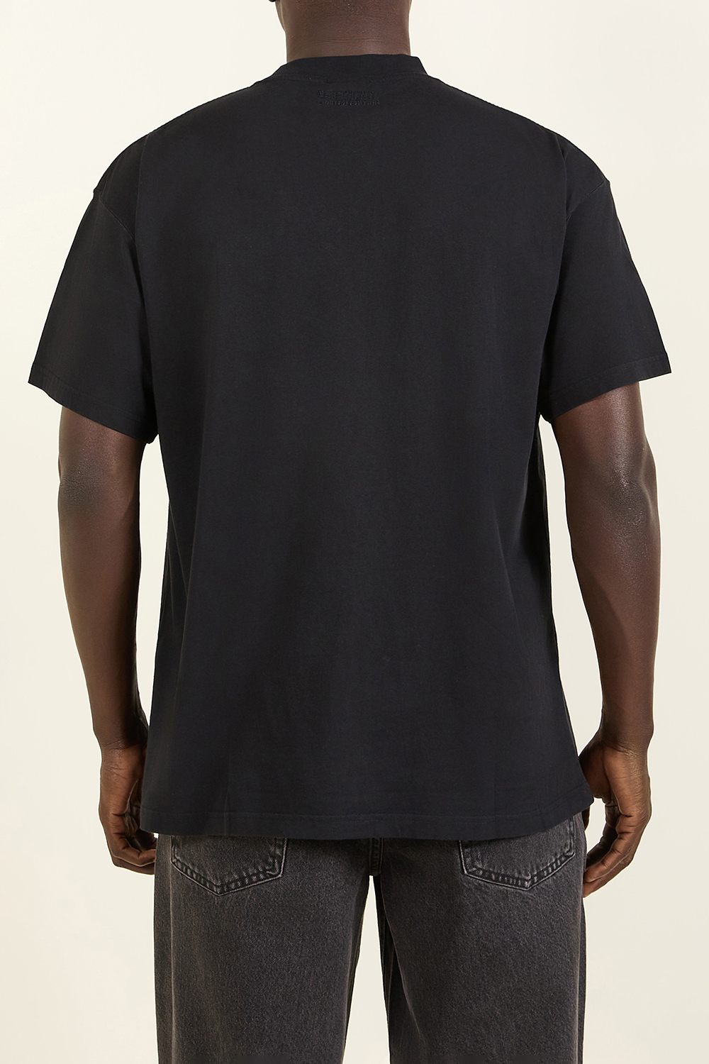 תמונת תקריב דוגמן של חולצת טי