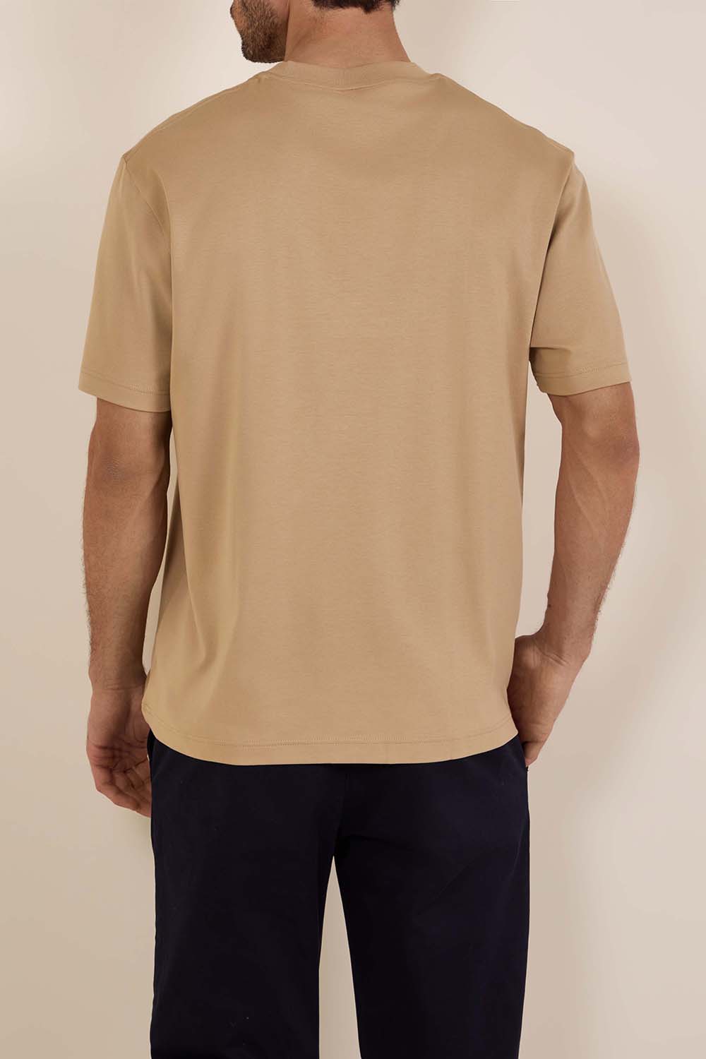 תמונת דוגמן אחורית של חולצת טי