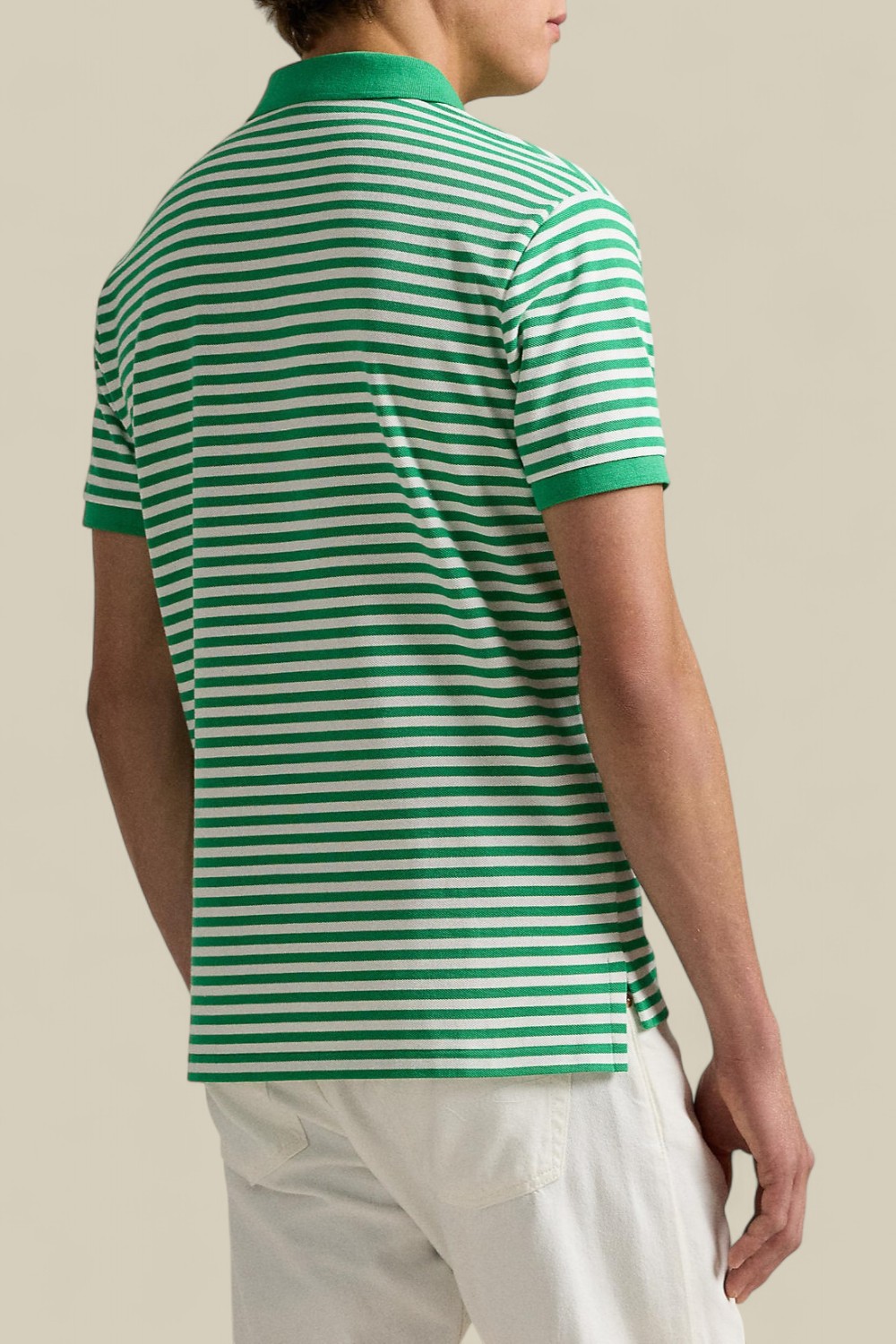 תמונת דוגמן אחורית של חולצת פולו סלים פיט