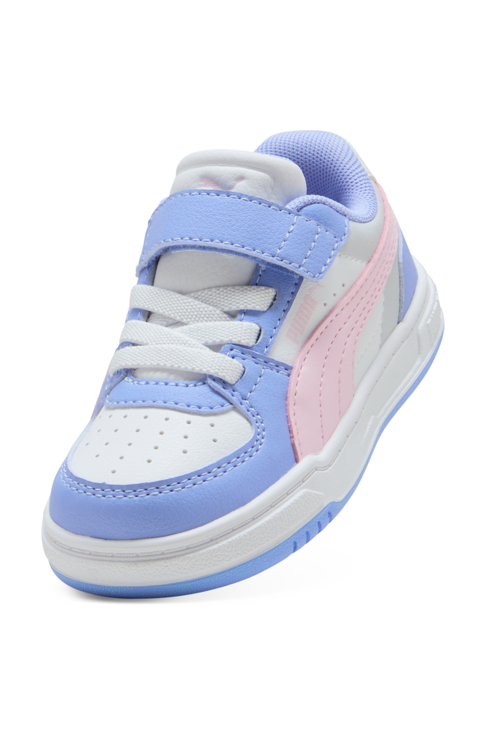 תמונת תקריב של נעלי סניקרס Caven III