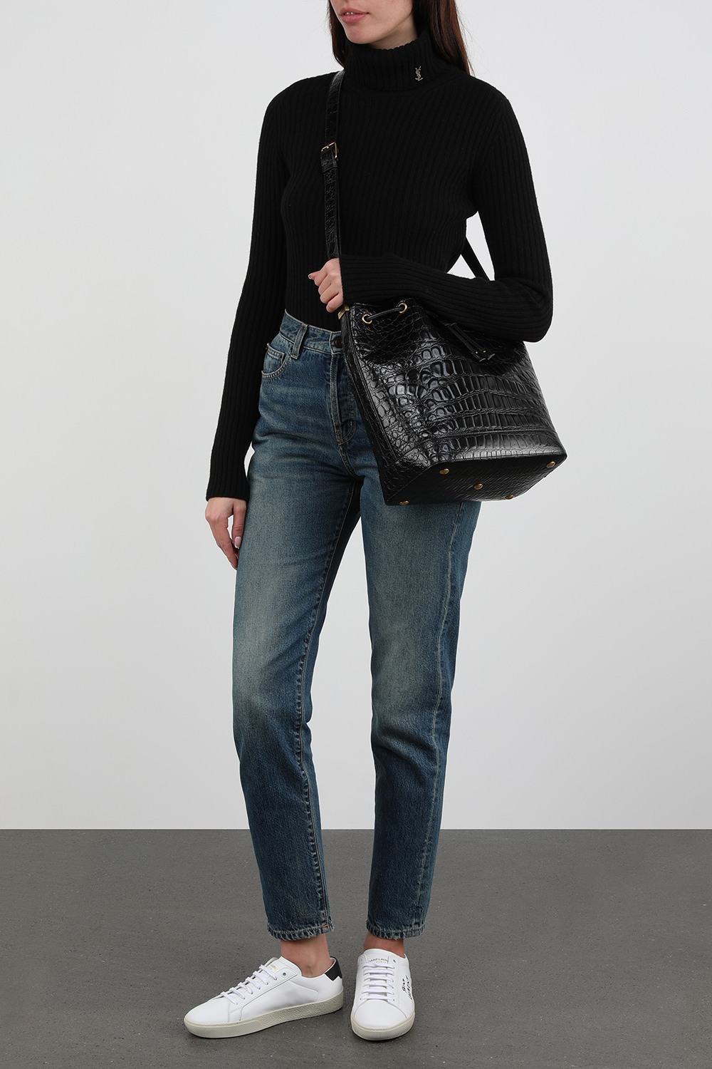 תמונת דוגמן קידמית של סניקרס קורט קלאסיות מעור לבן