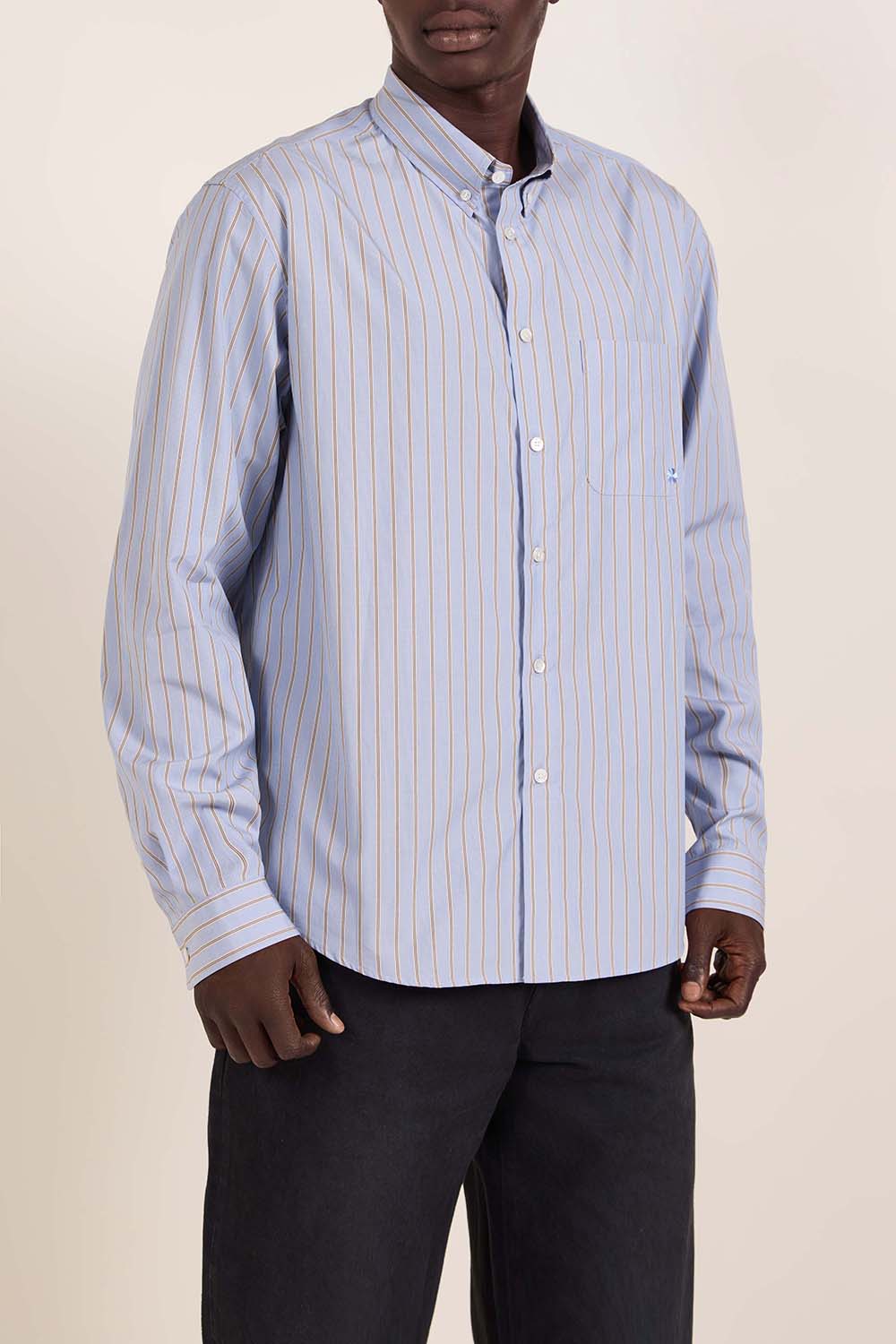 תמונת דוגמן קידמית של חולצת כפתורים