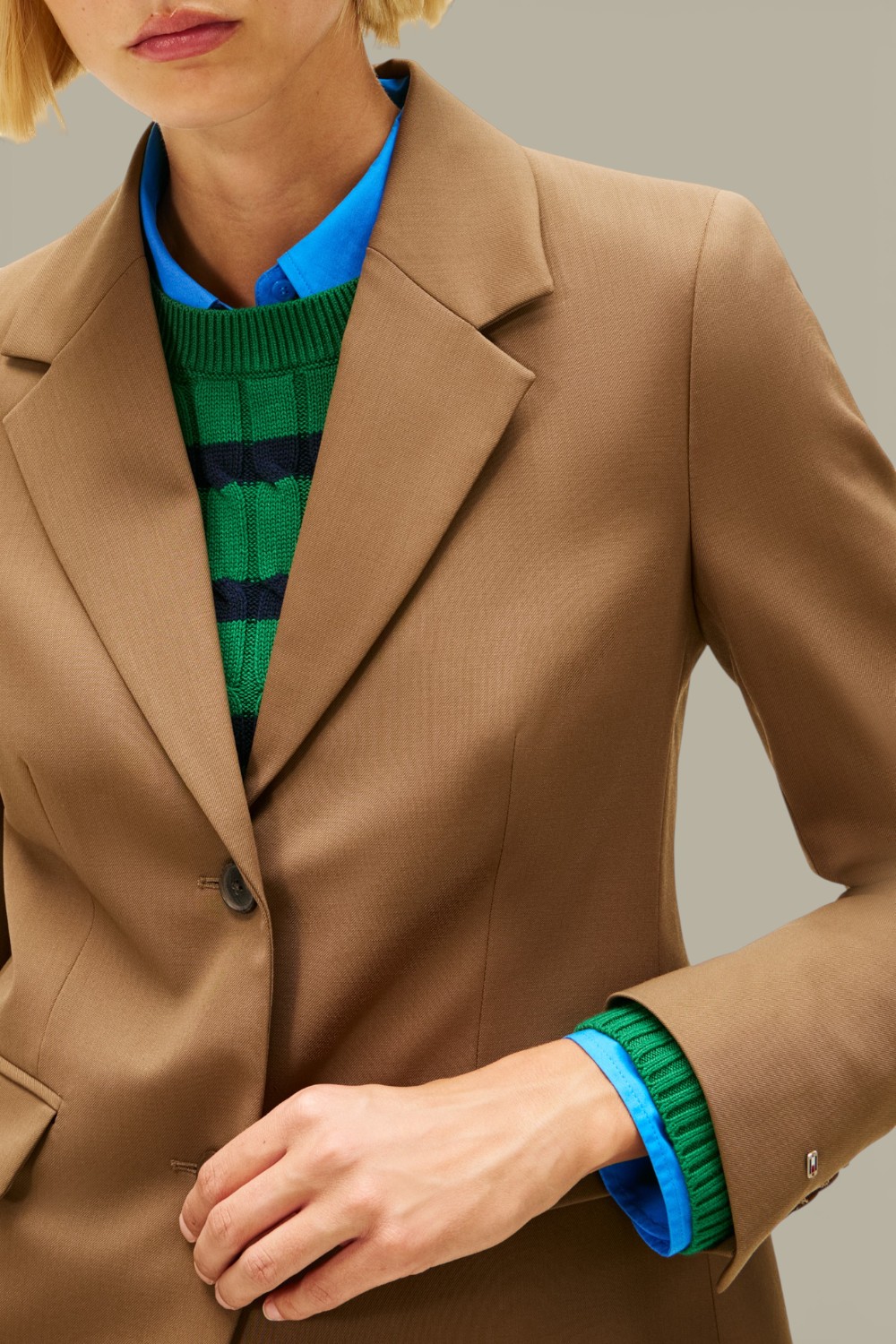 תמונת תקריב דוגמן של בלייזר מחויט