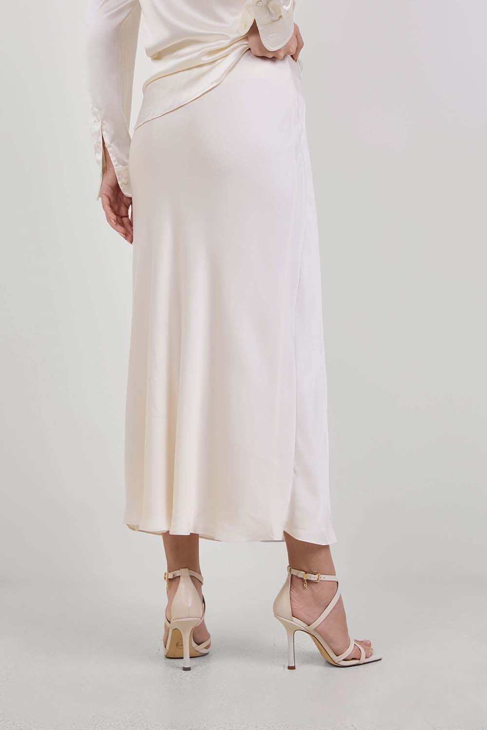 תמונת דוגמן אחורית של חצאית מקסי