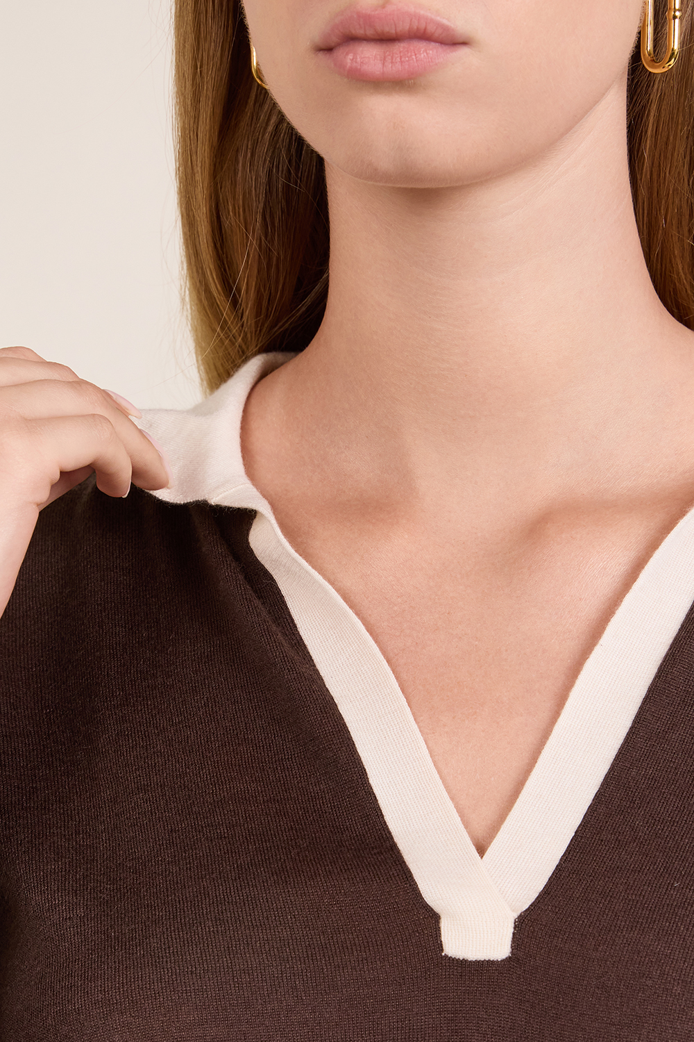 תמונת תקריב דוגמן של חולצת פולו משי וקשמיר