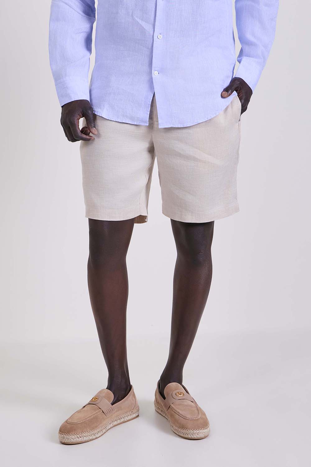 תמונת דוגמן קידמית של מכנסי פשתן קצרים