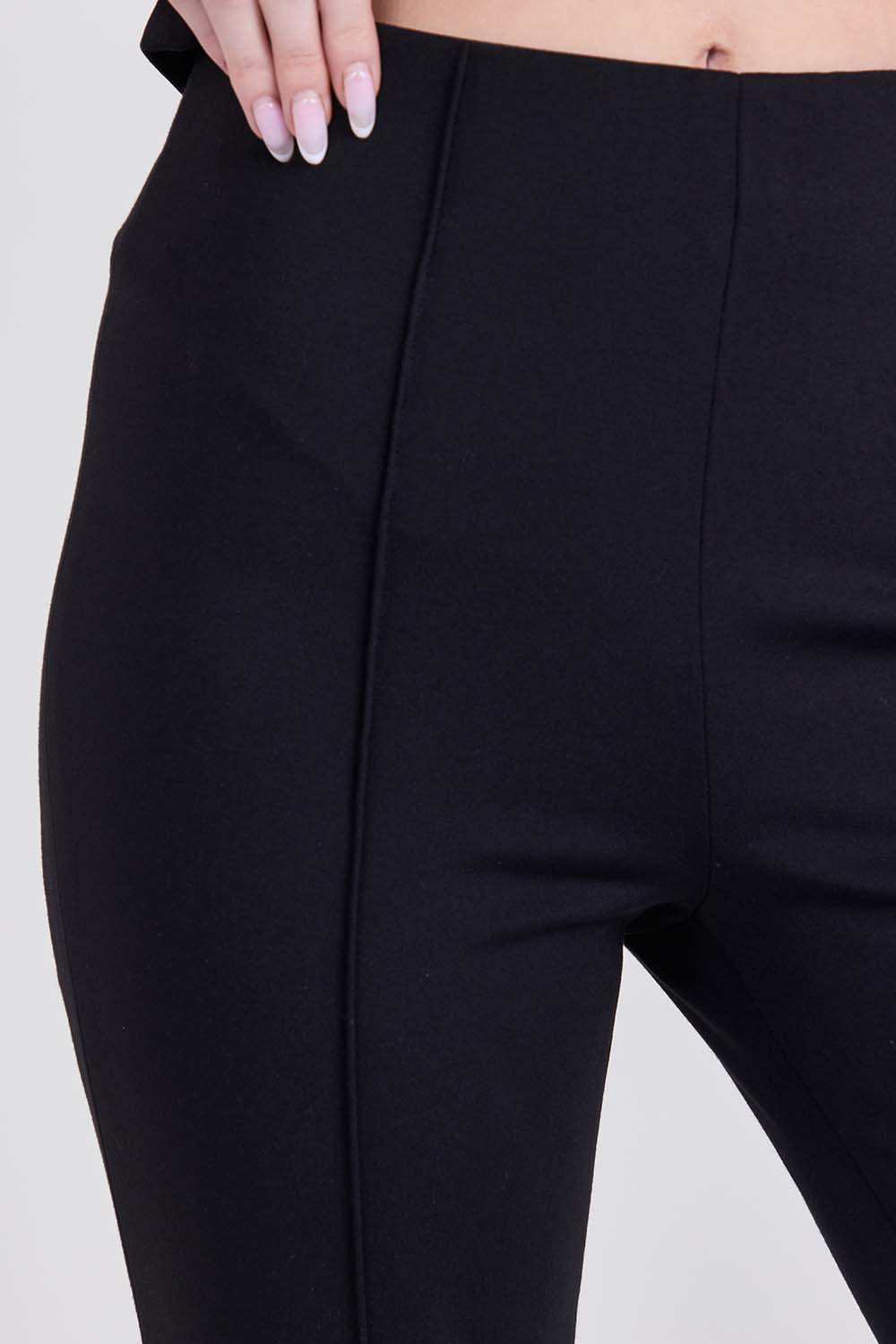 תמונת תקריב דוגמן של מכנסיים מחוייטים