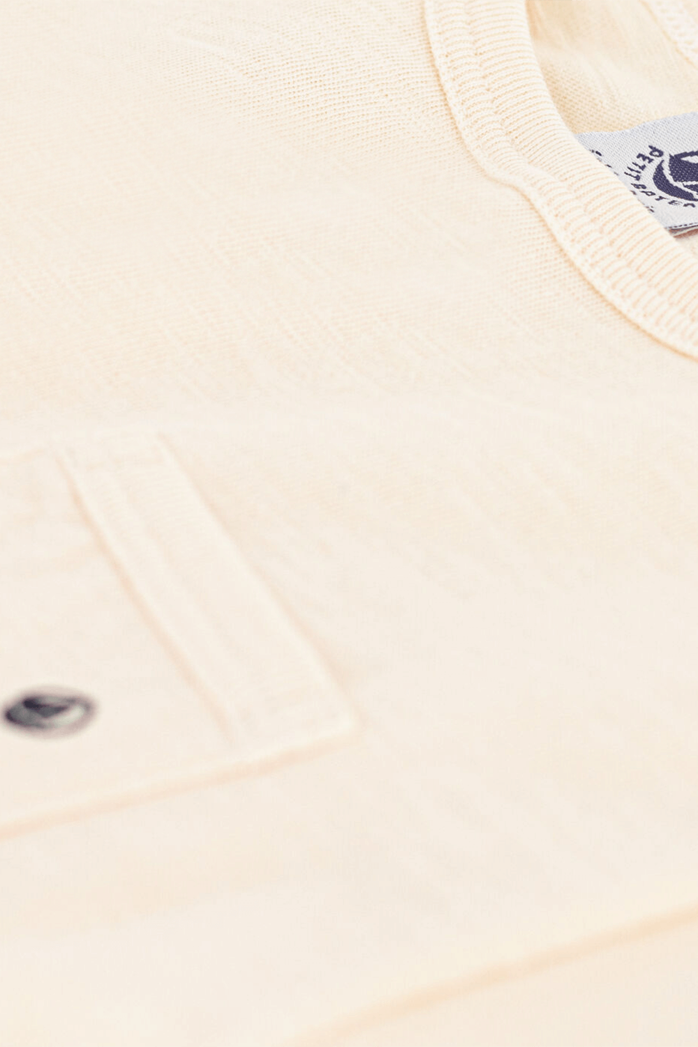 תמונת תקריב של חולצת טי עם כיס חזה - 3-12 חודשים