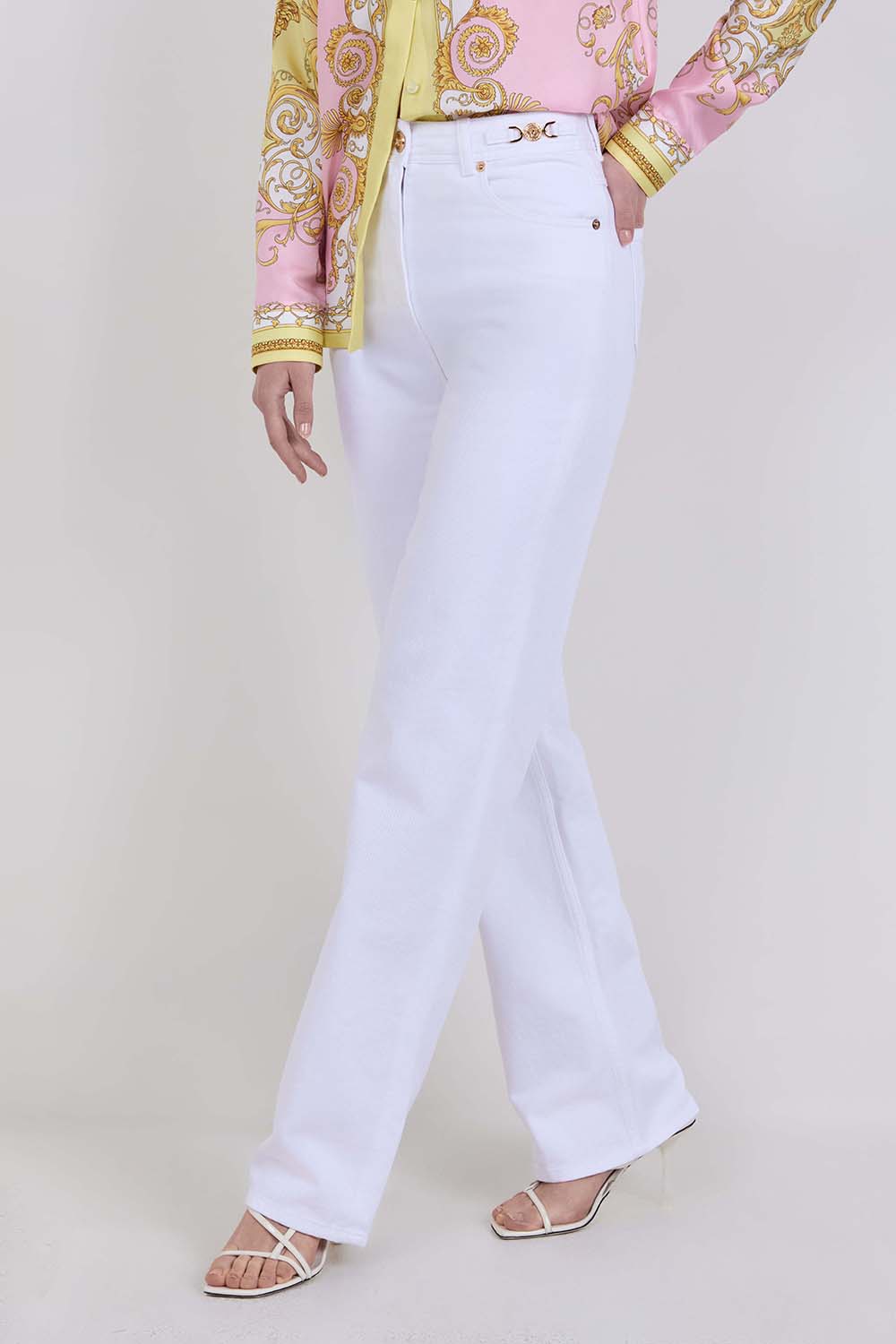 תמונת דוגמן קידמית של ג'ינס בגזרה ישרה