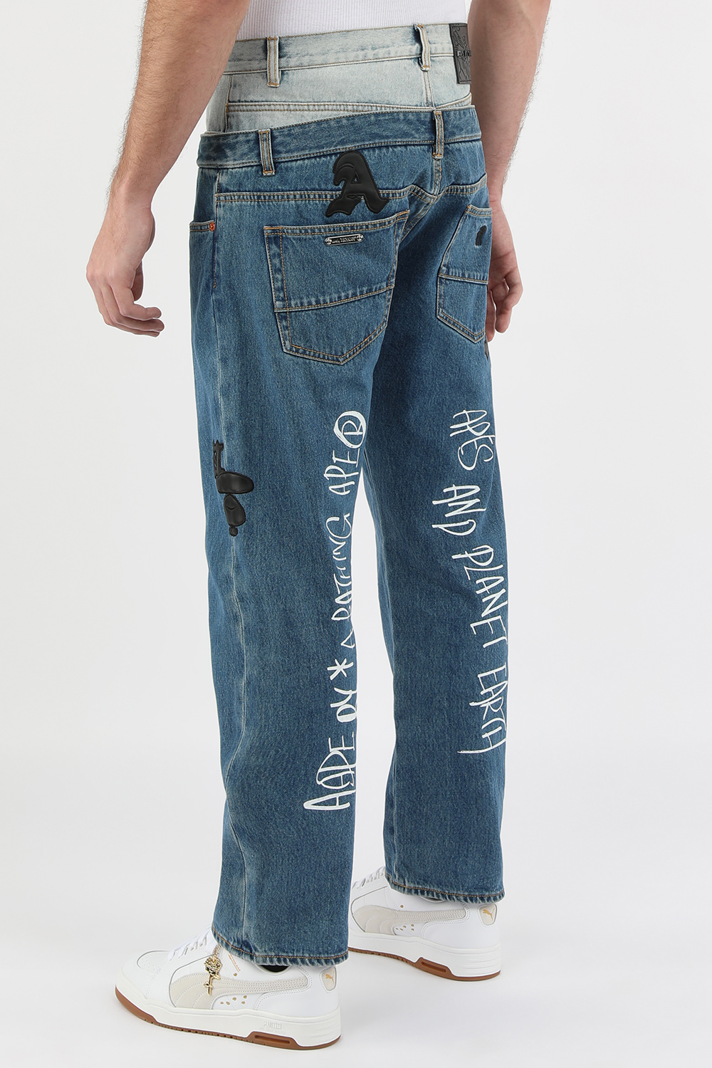 תמונת דוגמן אחורית של מכנסי ג'ינס כחולים במראה כפול עם הדפס כתב יד