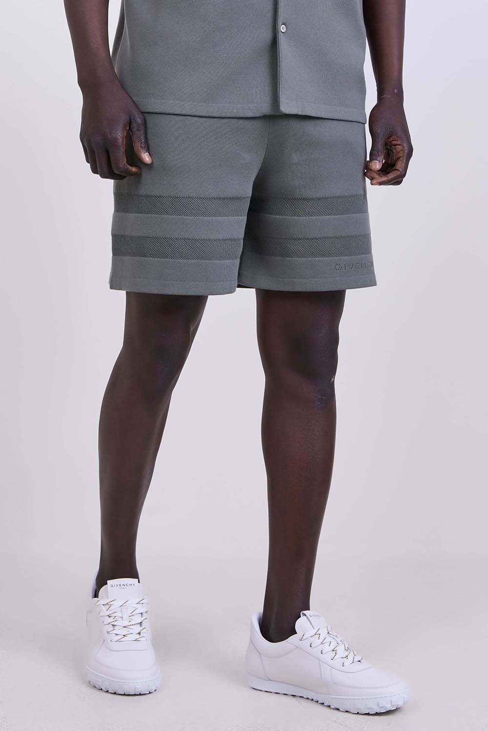 תמונת דוגמן קידמית של מכנסיים קצרים בגזרה משוחררת