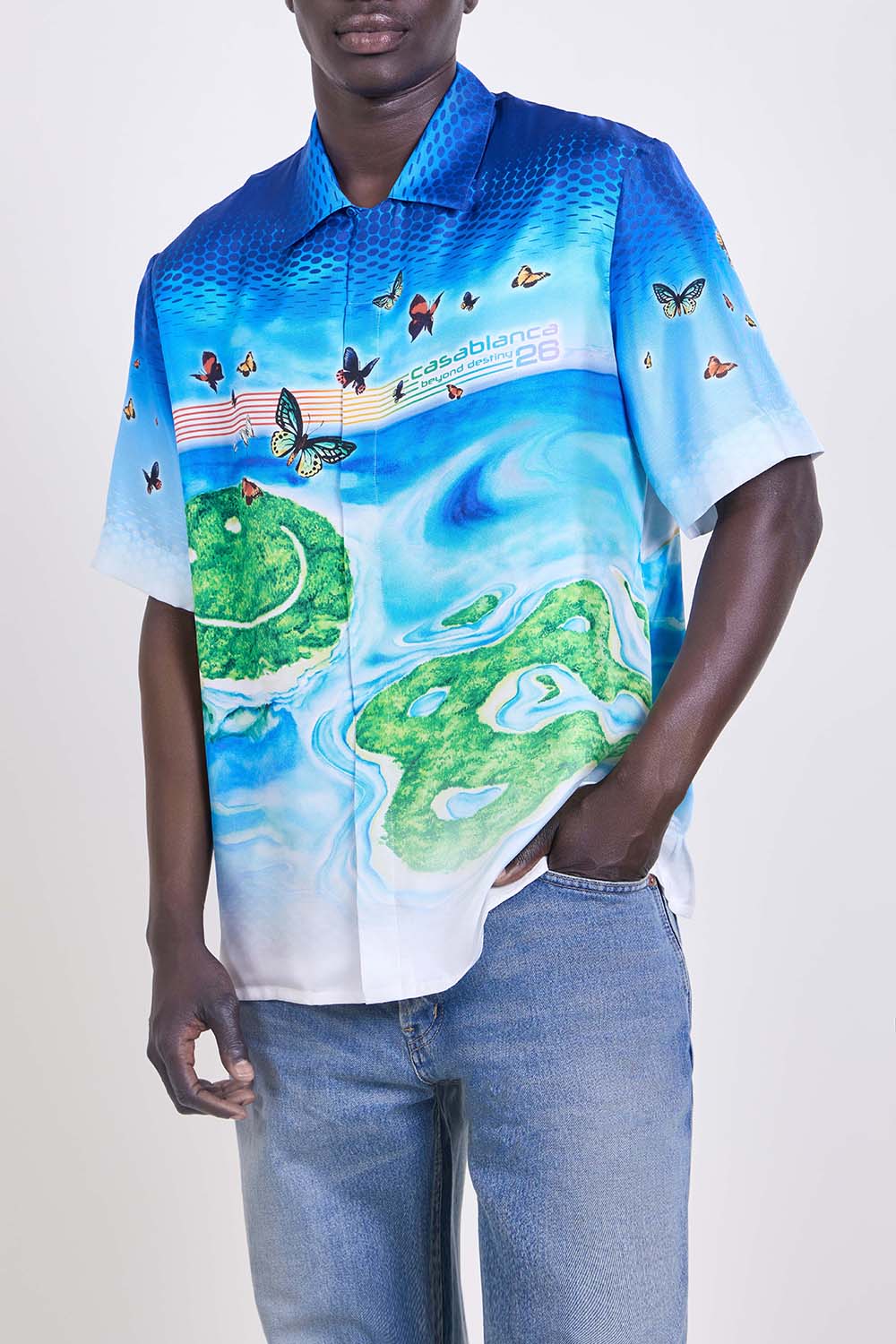 תמונת דוגמן קידמית של חולצת משי כפתורים קצרה