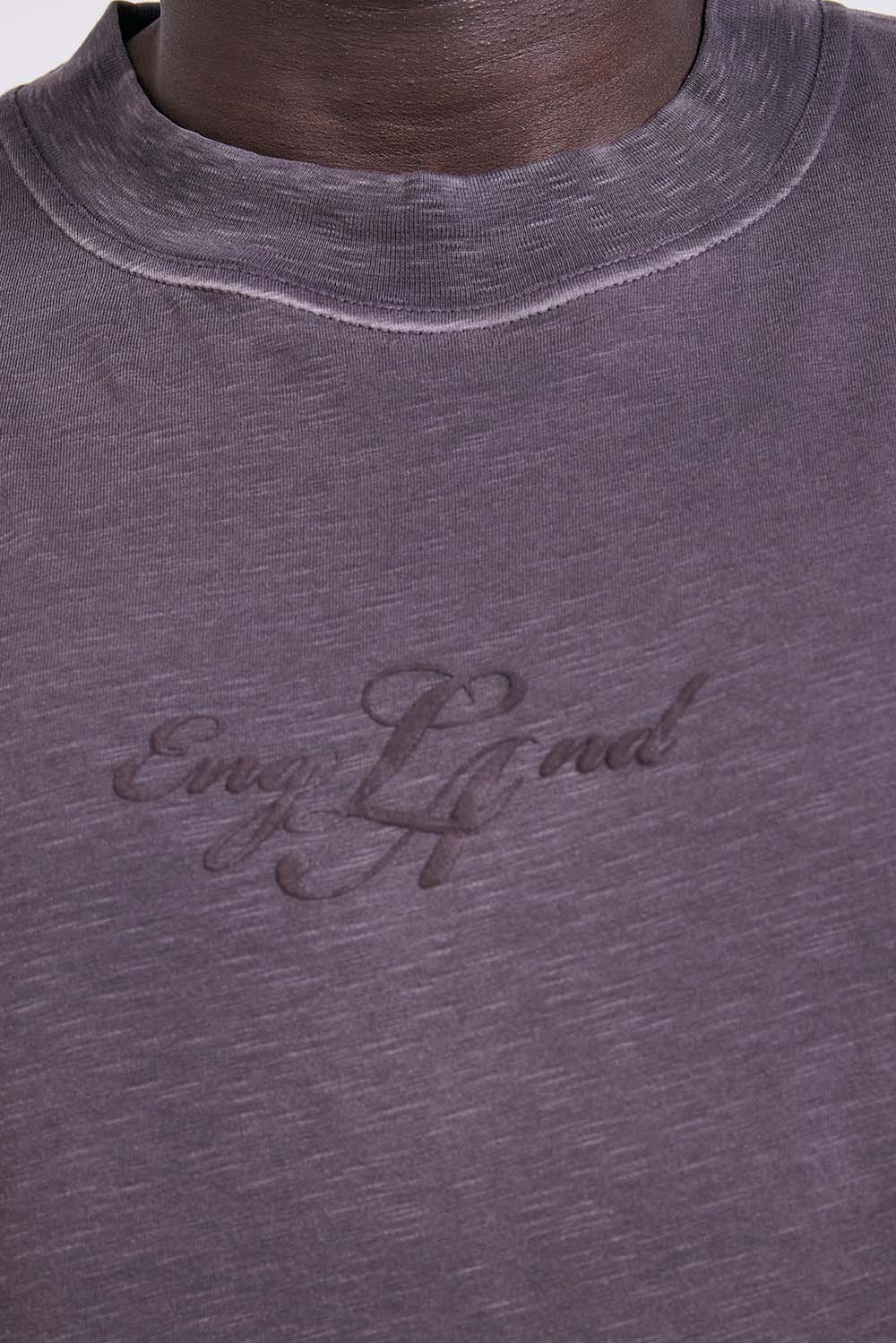 תמונת תקריב דוגמן של חולצת טי