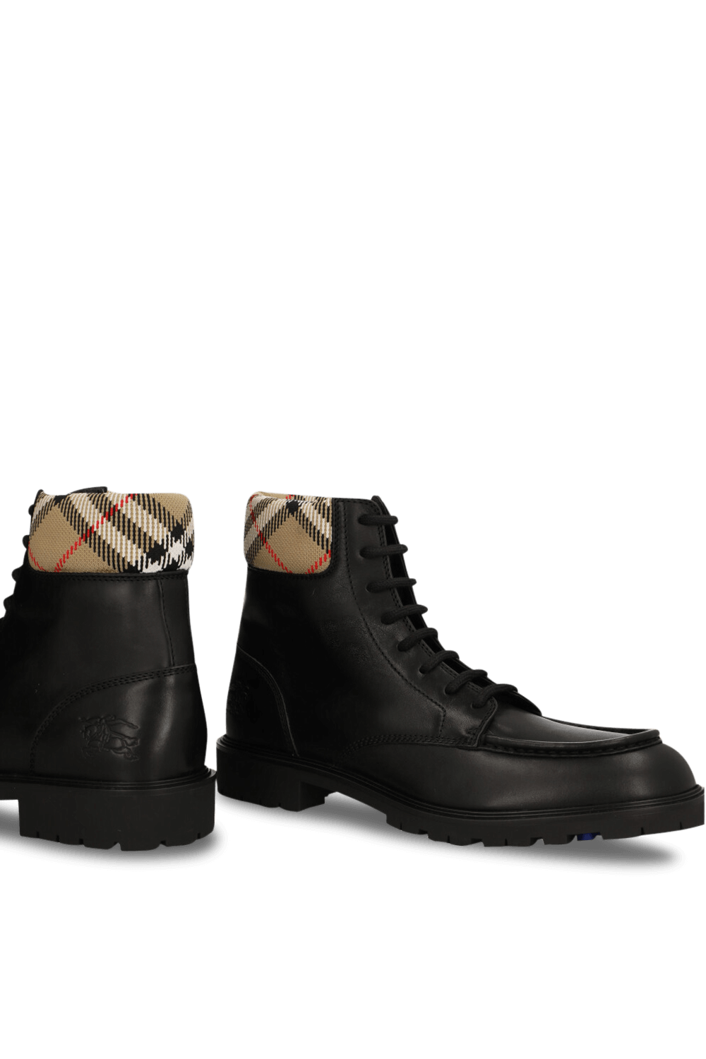 תמונת תקריב של מגפוני קומבט