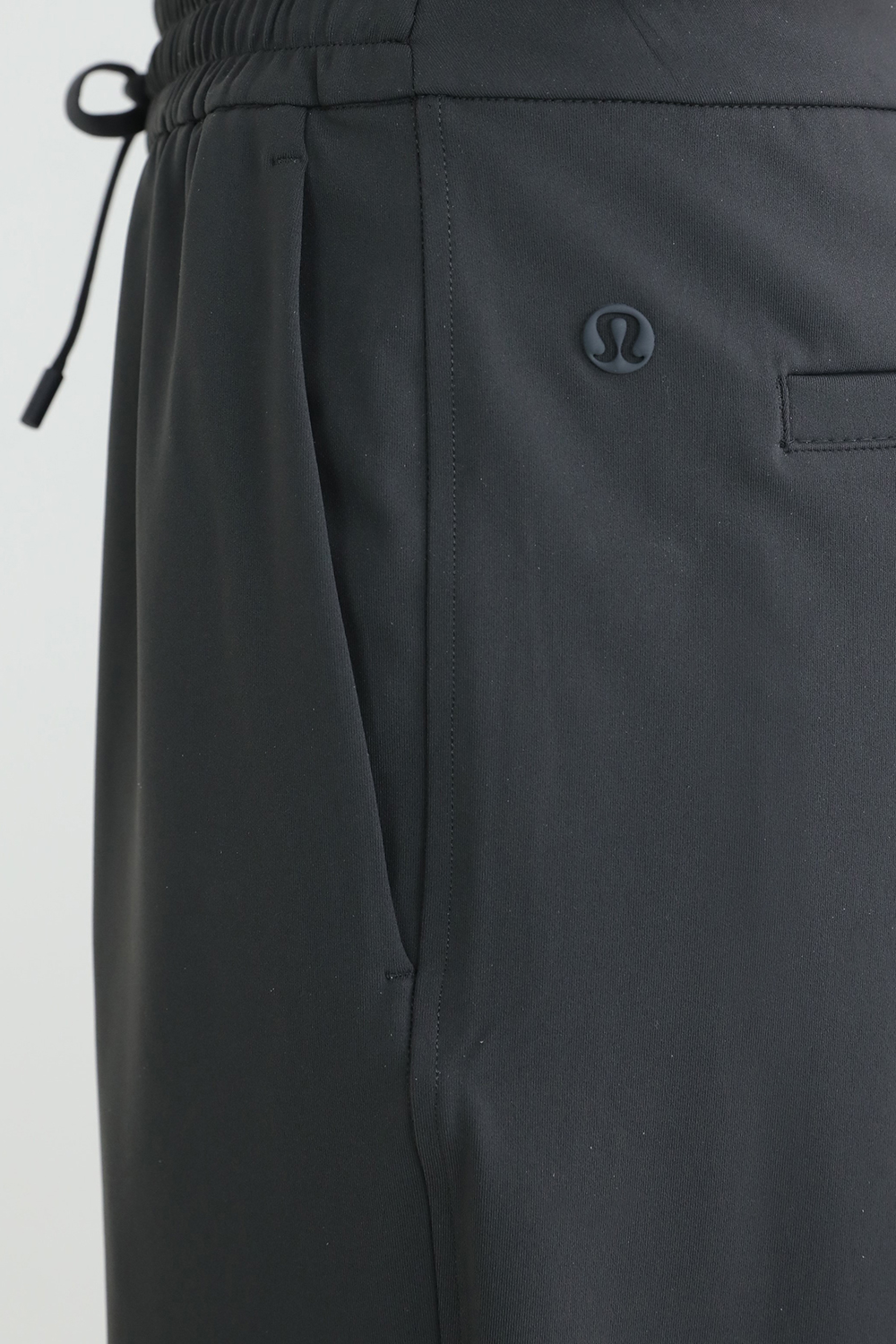 תמונת תקריב דוגמן של Tapered-Leg Mid-Rise Pant Luxtreme