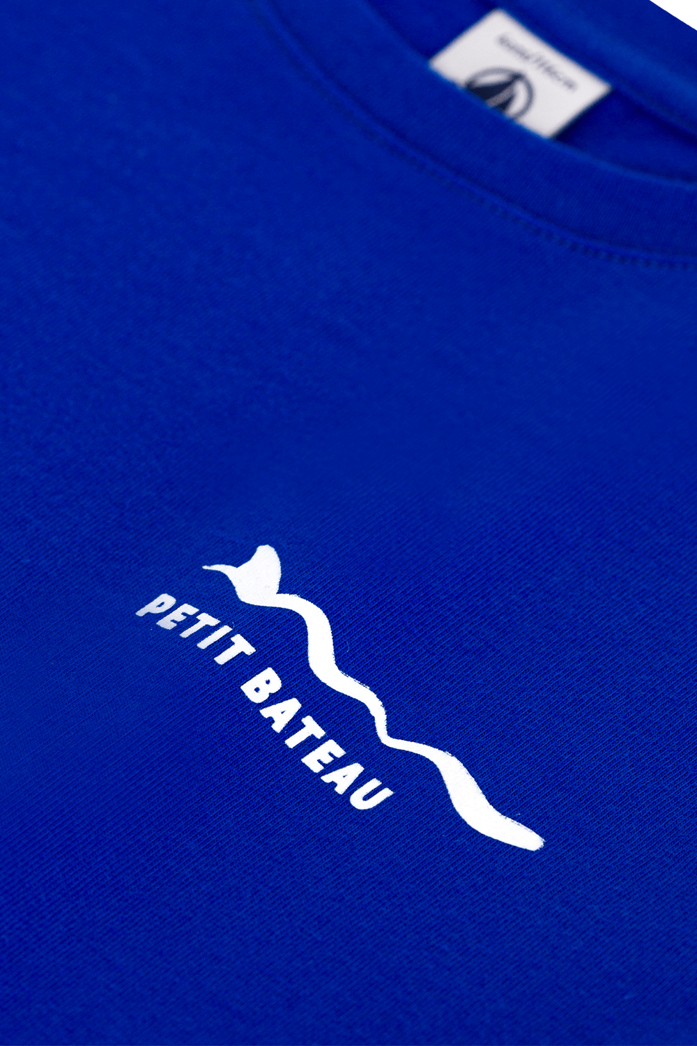 תמונת תקריב של חולצת טי  - גילאים 6-8 שנים