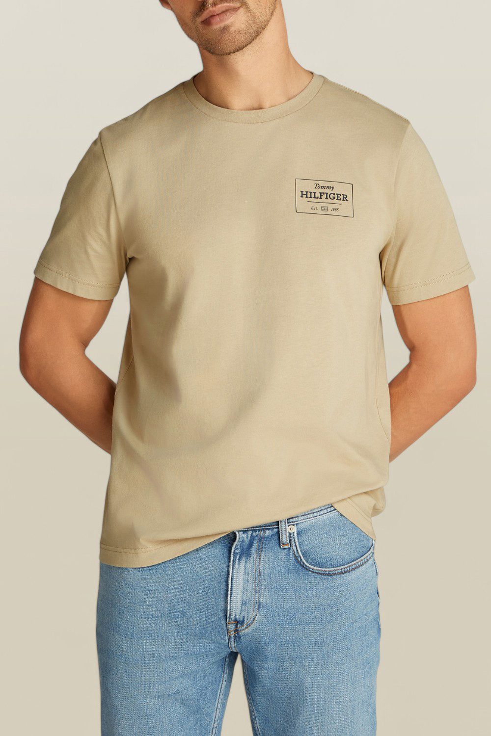 תמונת דוגמן קידמית של חולצת טי