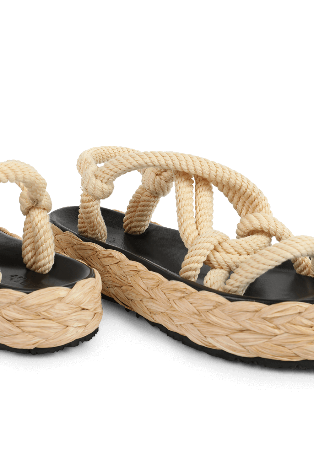 תמונת תקריב של סנדלי חבלים מכותנה