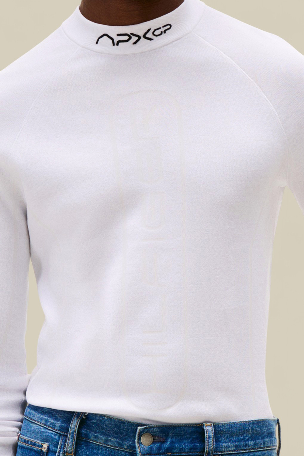 תמונת תקריב דוגמן של טומי הילפיגר X סרט פורמולה 1 חולצת גולף