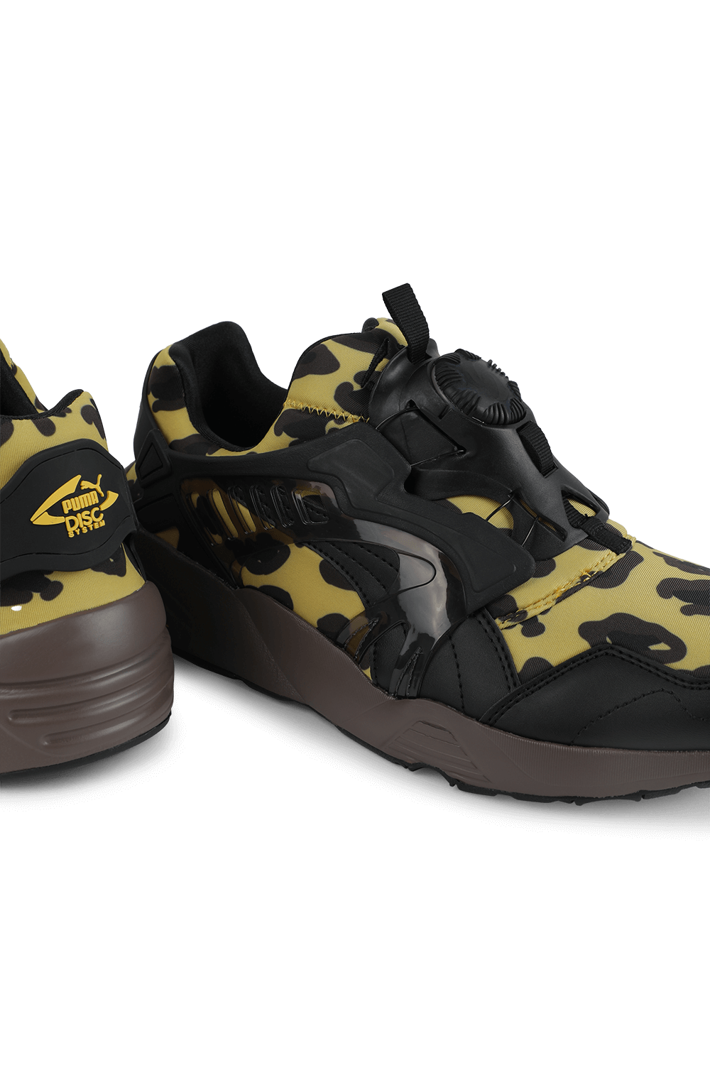 תמונת תקריב של נעלי סניקרס בלייז מנומר