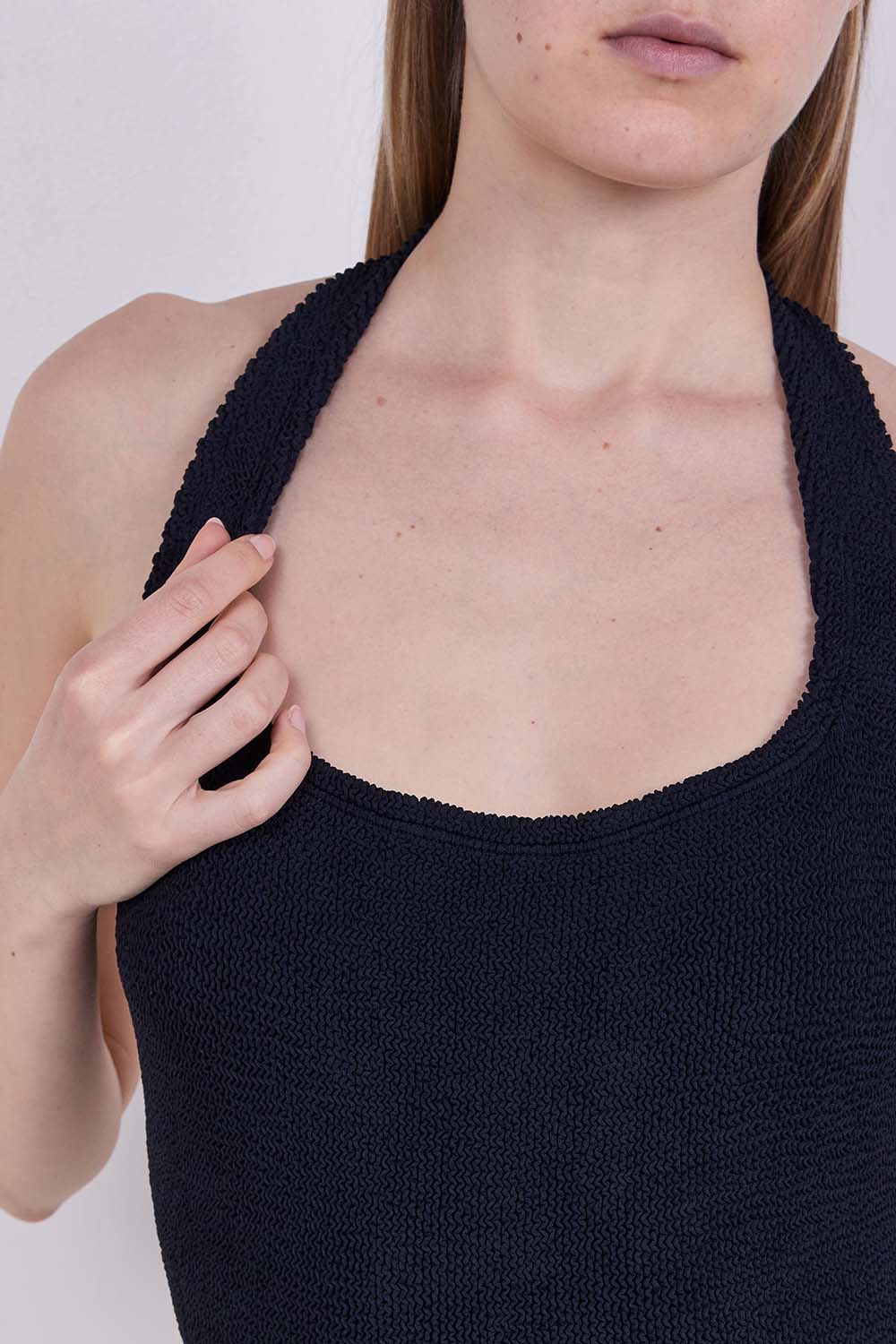 תמונת תקריב דוגמן של בגד ים שלם סנדי