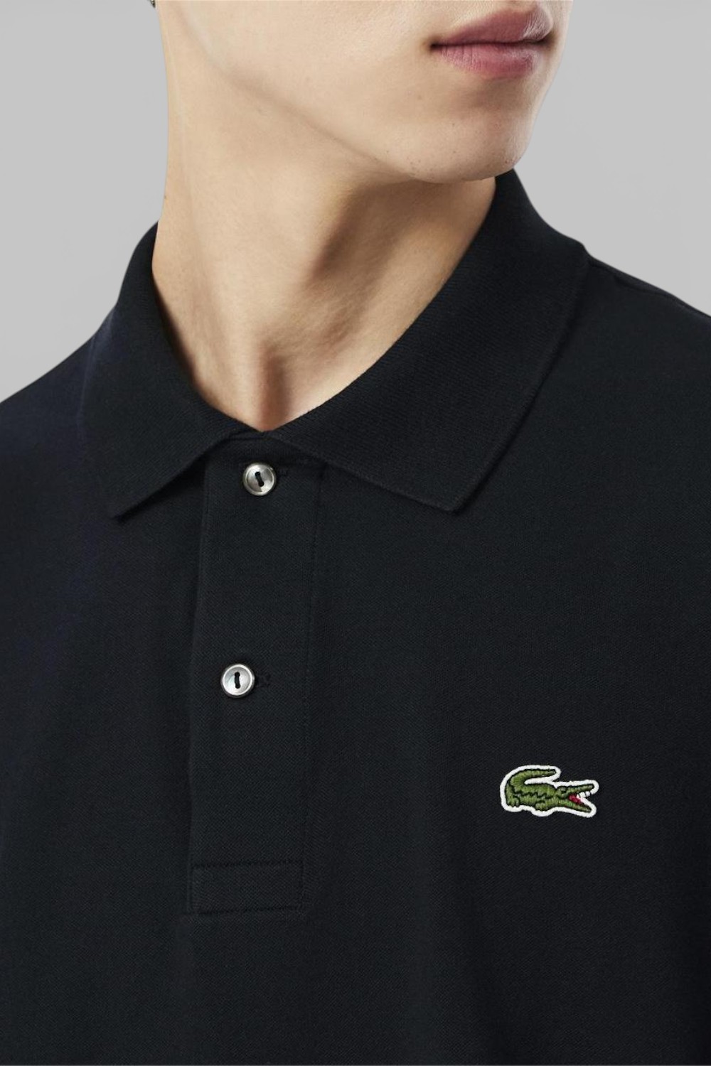 תמונת תקריב דוגמן של חולצת פולו