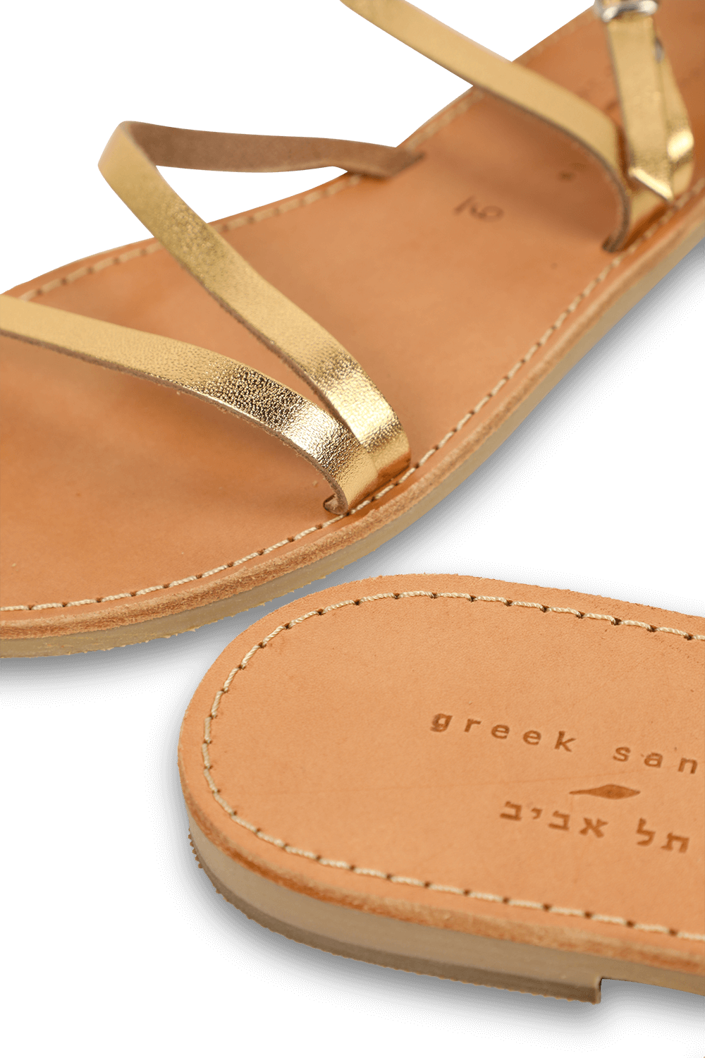 תמונת תקריב של סנדלי טינה שטוחים בגווני חום וזהב