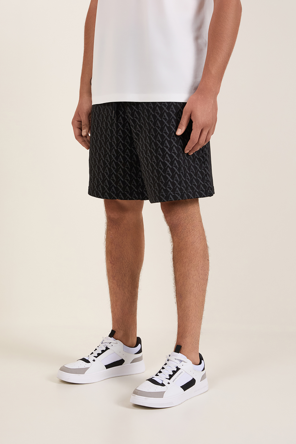 תמונת דוגמן קידמית של מכנסי ברמודה