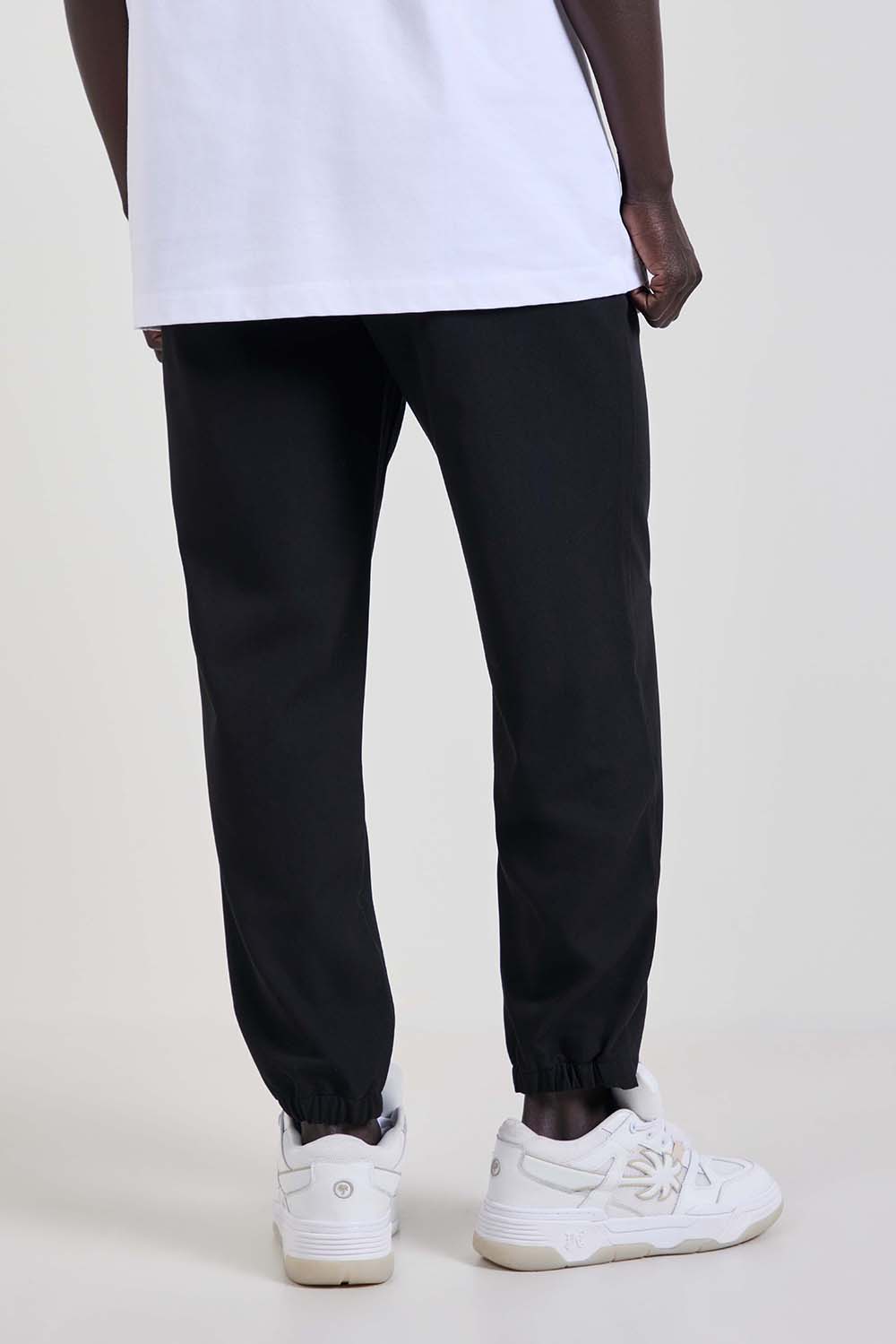 תמונת דוגמן אחורית של מכנסי צ'ינו