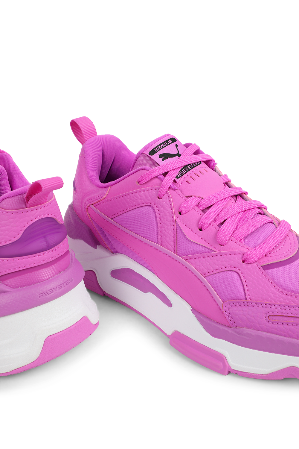 תמונת תקריב של נעלי ריצה סימול 8 מונו מחומרים ממוחזרים