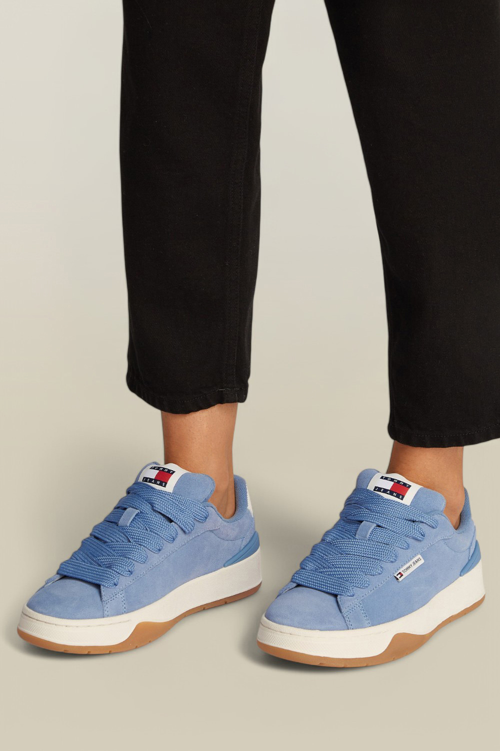 תמונת דוגמן קידמית של נעלי סניקרס