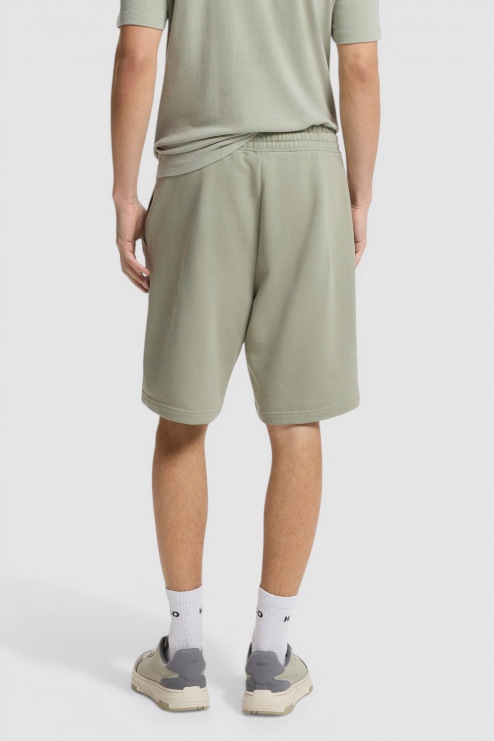 תמונת דוגמן אחורית של מכנסי ג'וגר קצרים