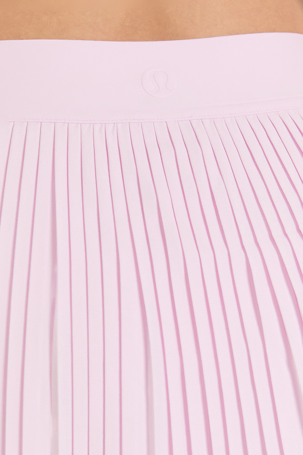 תמונת תקריב דוגמן של Varsity HR Pleated Tennis Skirt