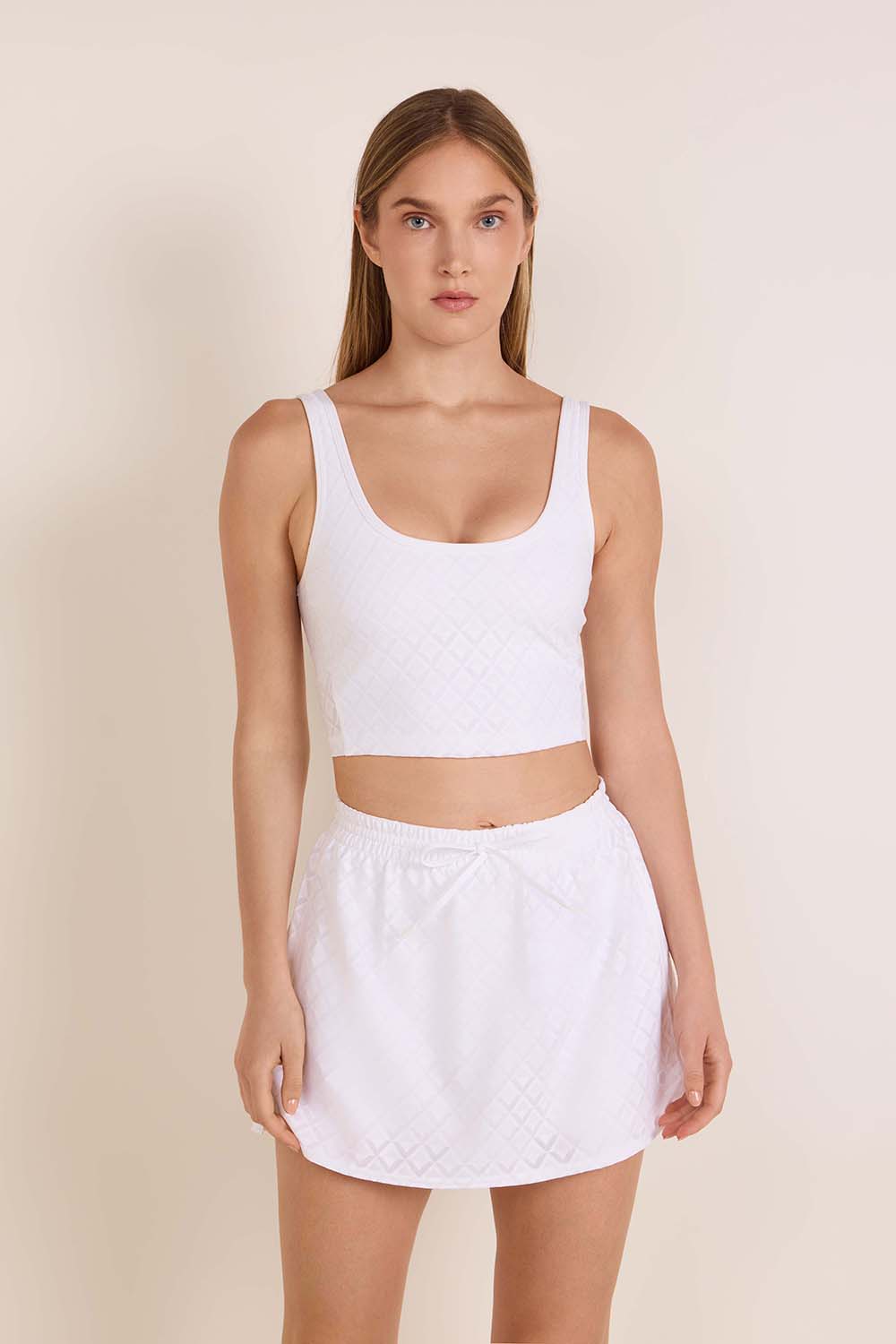 תמונת דוגמן קידמית של Textured Mesh Tennis Tank Top