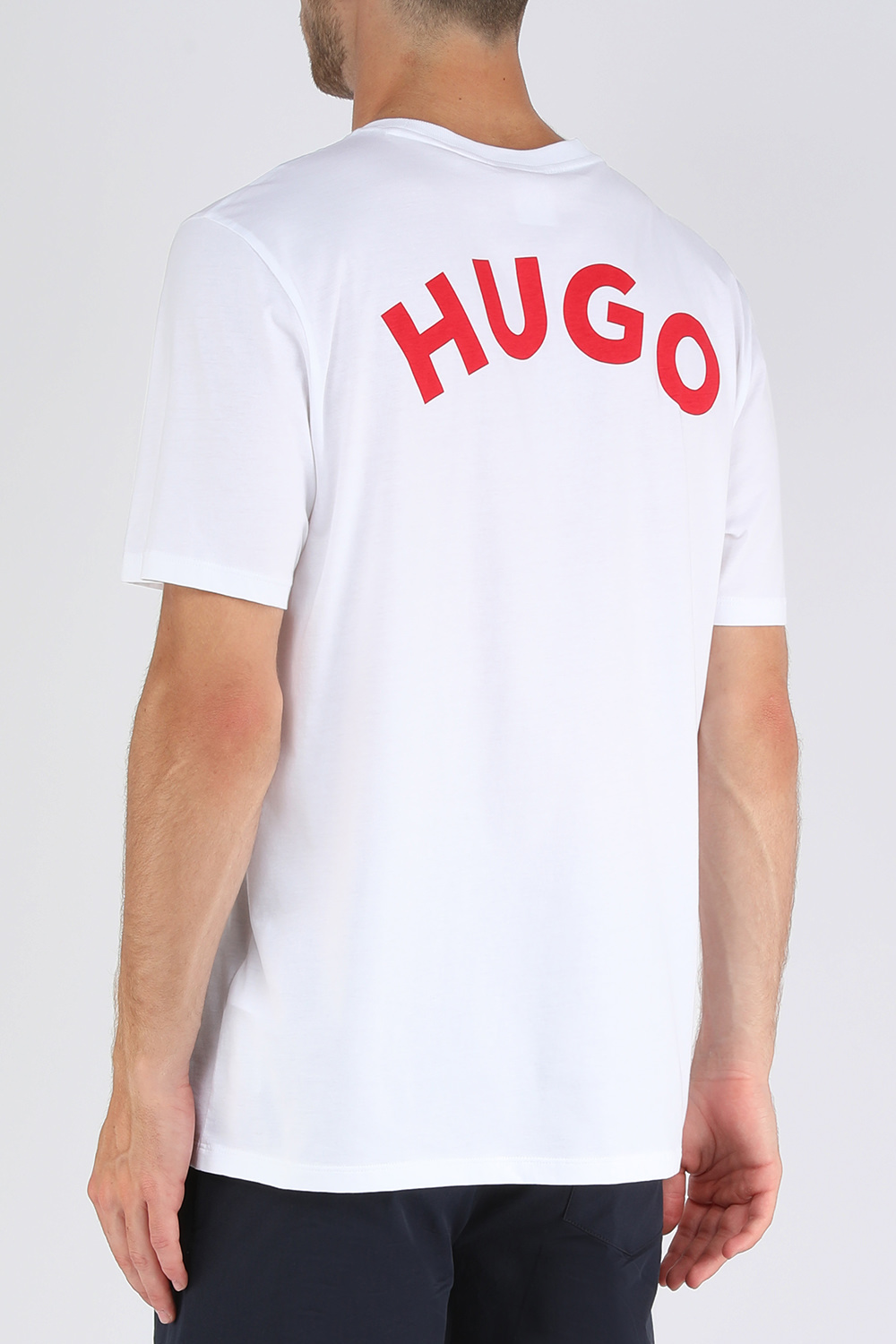 תמונת דוגמן אחורית של חולצת טי לבנה עם לוגו פאץ' לב אדום