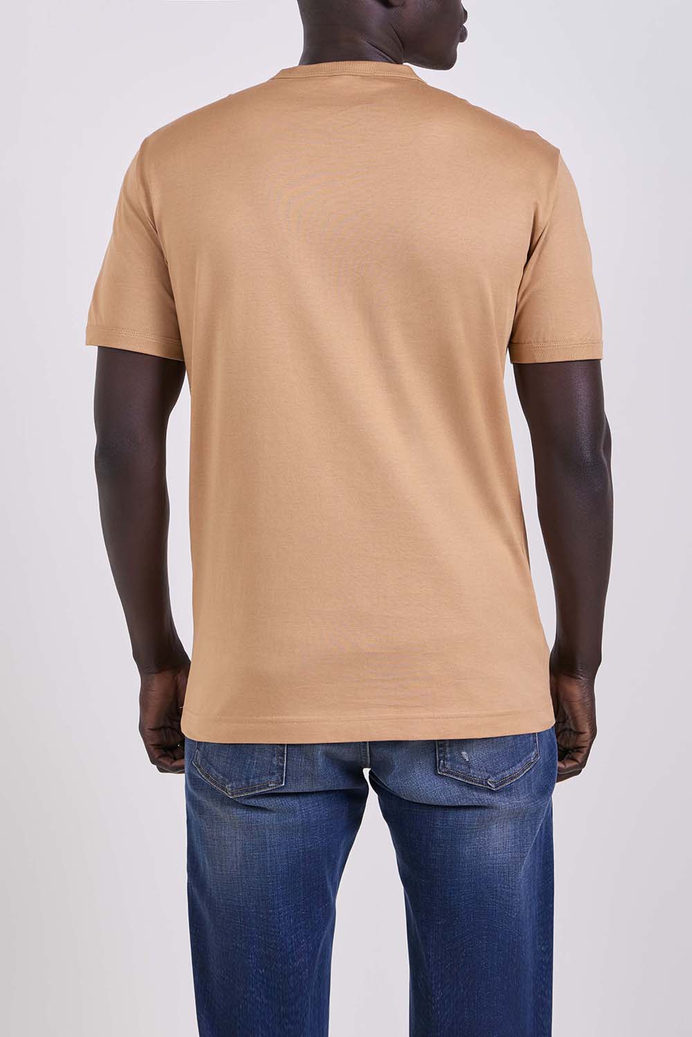 תמונת דוגמן אחורית של חולצת טי בגזרה ישרה