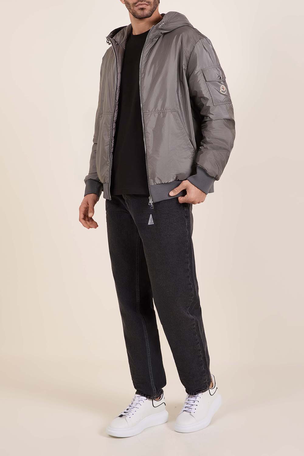 תמונת דוגמן קידמית של נעלי סניקרס אוברסייז