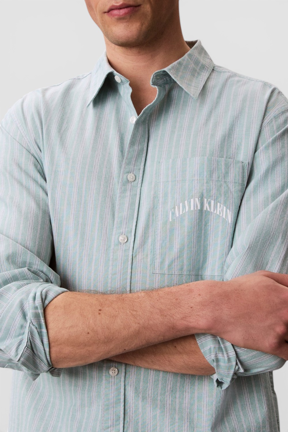 תמונת תקריב דוגמן של חולצה מכופתרת