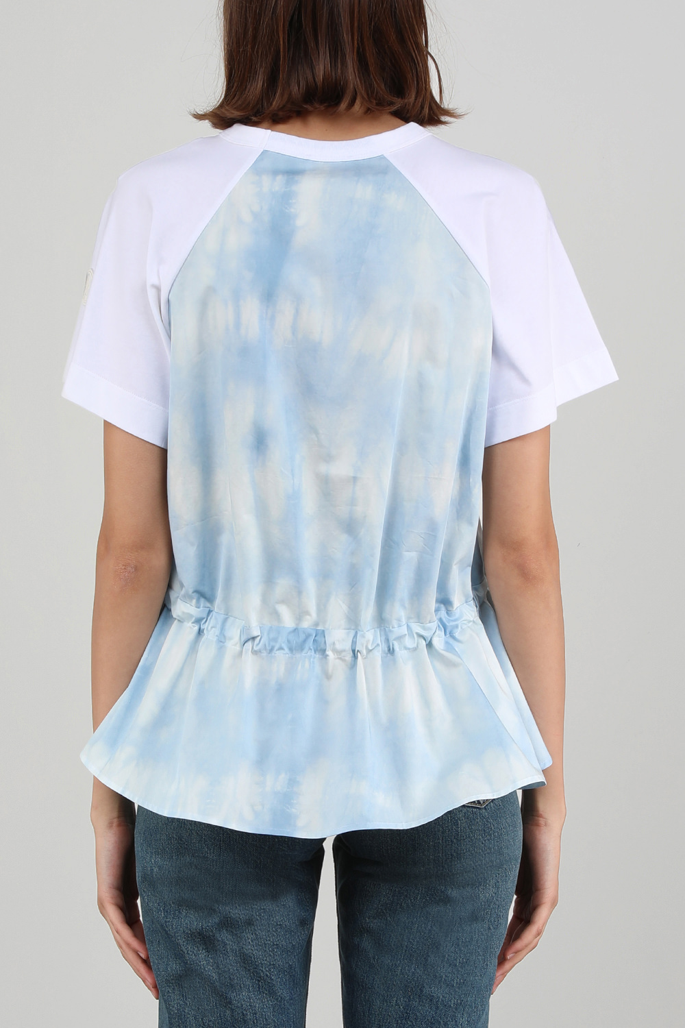 תמונת דוגמן אחורית של חולצה לבנה עם קשירה ופרינט טאי-דאי תכלת