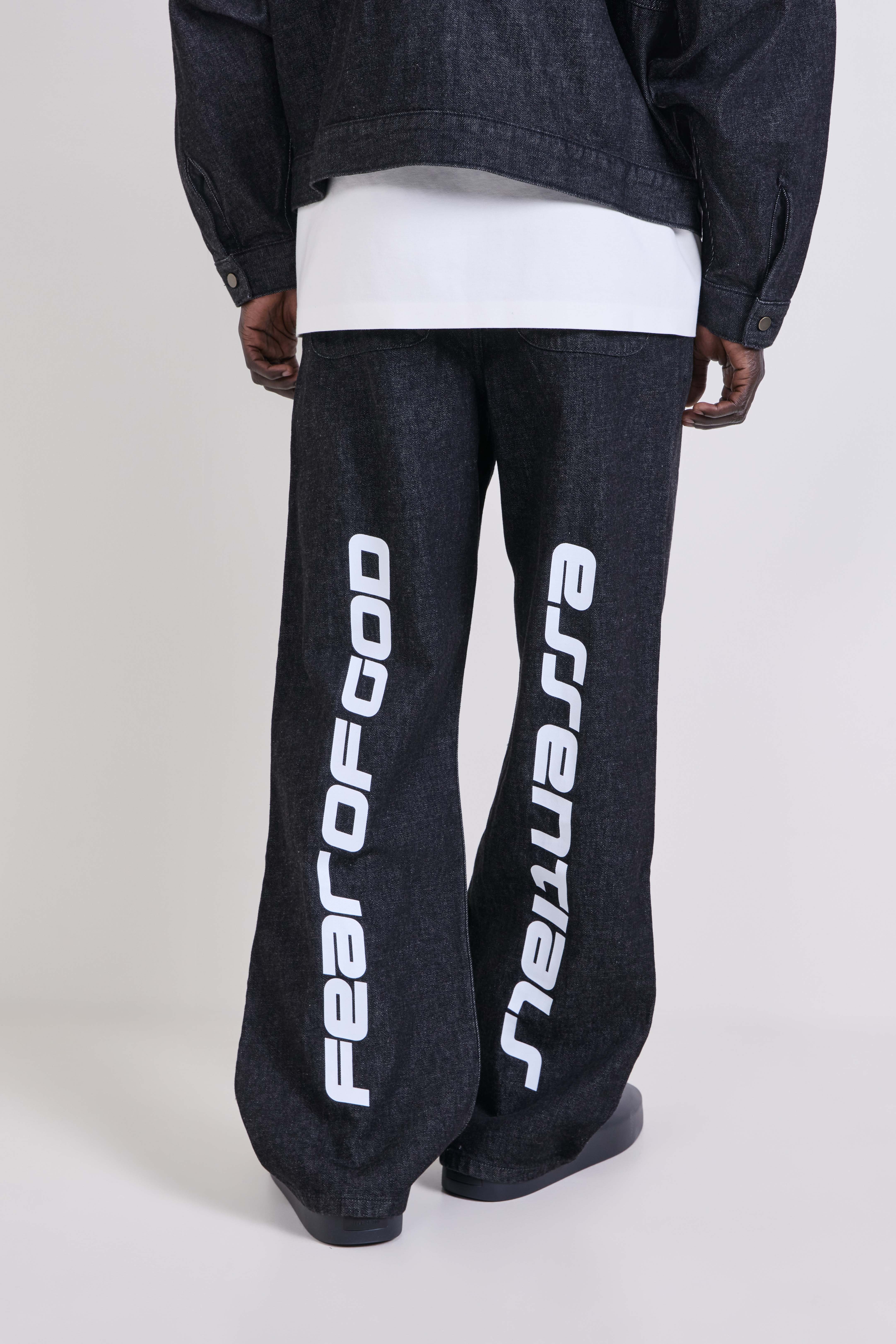 תמונת דוגמן אחורית של מכנסי ג'ינס בגזרה משוחררת