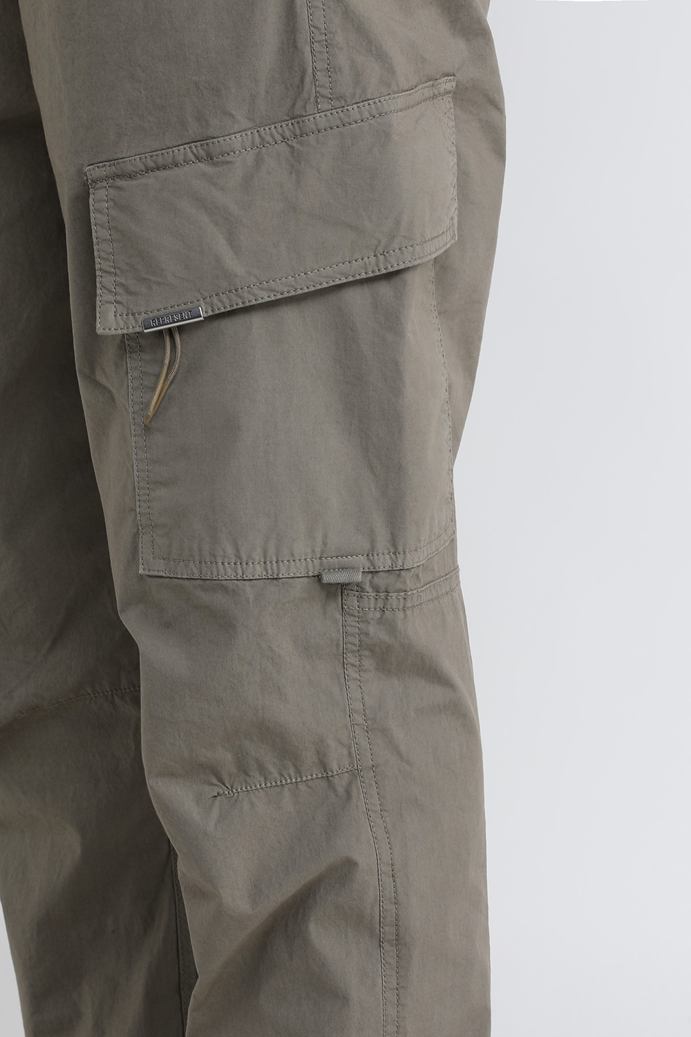 תמונת תקריב דוגמן של מכנסי צבא עם כיסים